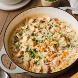 Oma Lores Hühnerfrikassee | Traditionelle Resteverwertung 23 Rezept für Oma Lores Hühnerfrikassee. Perfekt als Resteverwertung nach der Hühnersuppe. Eines von Omas Lieblingsgerichten.