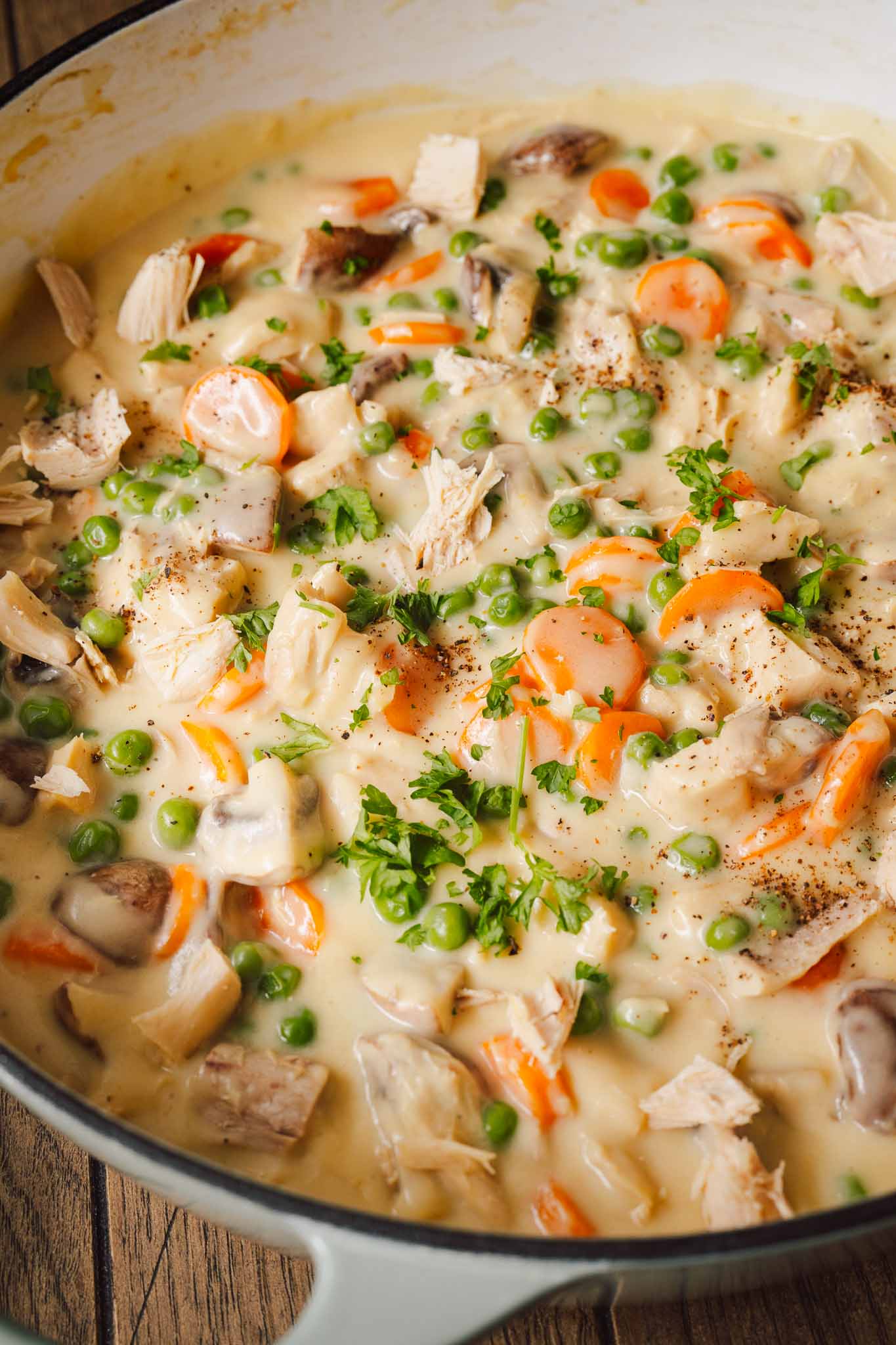 Rezept für Oma Lores Hühnerfrikassee. Perfekt als Resteverwertung nach der Hühnersuppe. Eines von Omas Lieblingsgerichten.