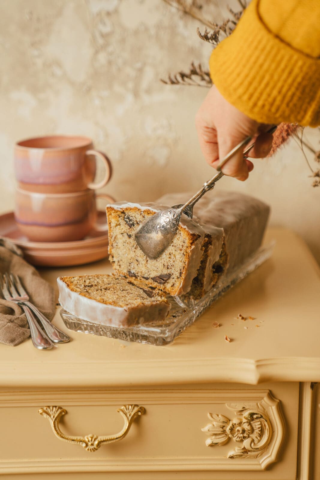 Oma Lores Nusskuchen2025 1 | Oma Lores Nusskuchen – wahrscheinlich DER Signature Cake von Oma Lore. Es gibt so viele Familienrezepte, die sie früher und wir jetzt an ihrer Stelle nach backen oder kochen. Aber ich bin mir sicher, dass Oma Lores Nusskuchen das Rezept ist, das sie in ihrem Lebe am häufigsten zubereitet hat. Dieser Nusskuchen ist nicht nur unglaublich schokoladig, sondern auch so fluffig und gleichzeitig richtig saftig. Und genau diese Kombination macht ihren Nusskuchen so besonders! Ihr fragt euch, warum er so einzigartig ist? Das verraten wir euch gerne!