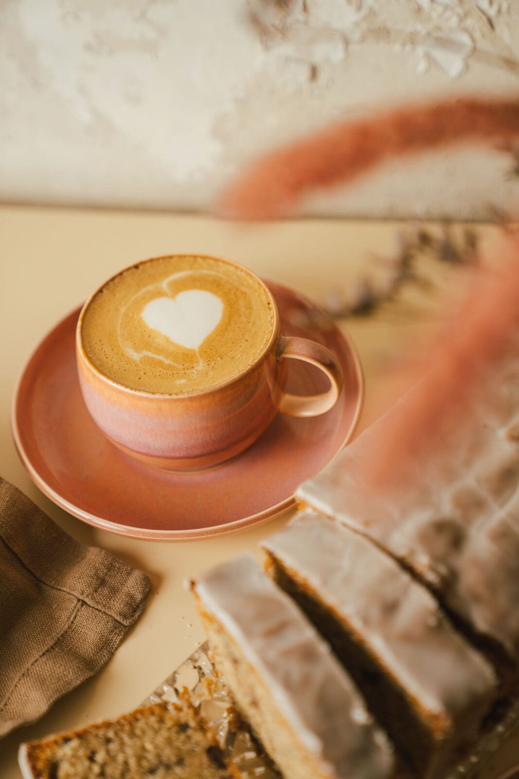 Oma Lores Nusskuchen2025 6 | Oma Lores Nusskuchen – wahrscheinlich DER Signature Cake von Oma Lore. Es gibt so viele Familienrezepte, die sie früher und wir jetzt an ihrer Stelle nach backen oder kochen. Aber ich bin mir sicher, dass Oma Lores Nusskuchen das Rezept ist, das sie in ihrem Lebe am häufigsten zubereitet hat. Dieser Nusskuchen ist nicht nur unglaublich schokoladig, sondern auch so fluffig und gleichzeitig richtig saftig. Und genau diese Kombination macht ihren Nusskuchen so besonders! Ihr fragt euch, warum er so einzigartig ist? Das verraten wir euch gerne!