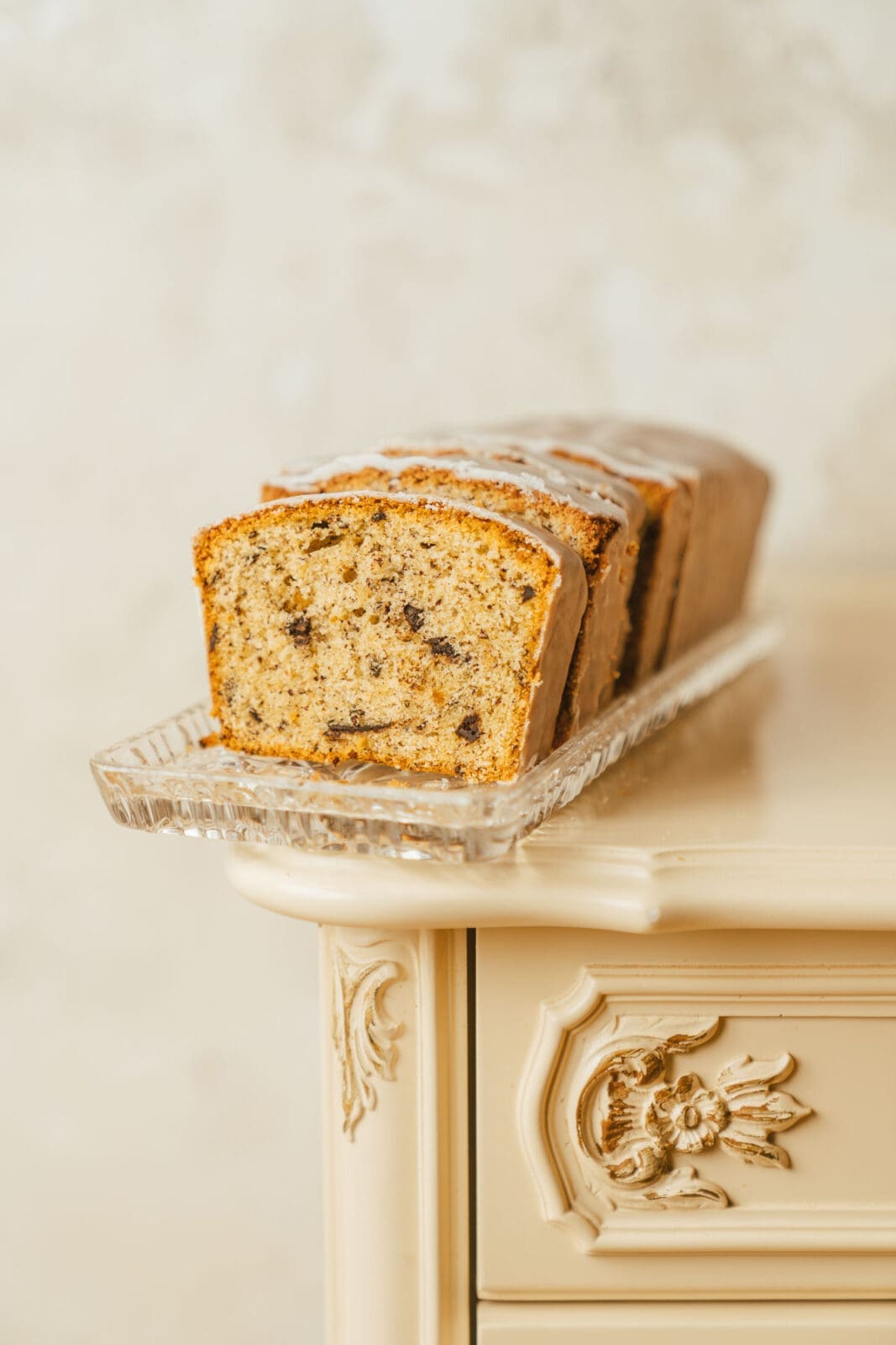 Saftiger Nusskuchen nach Oma Lores Rezept, aufgeschnitten