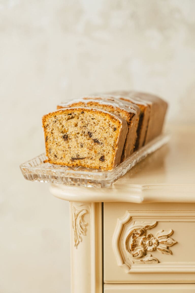Saftiger Nusskuchen nach Oma Lores Rezept, aufgeschnitten