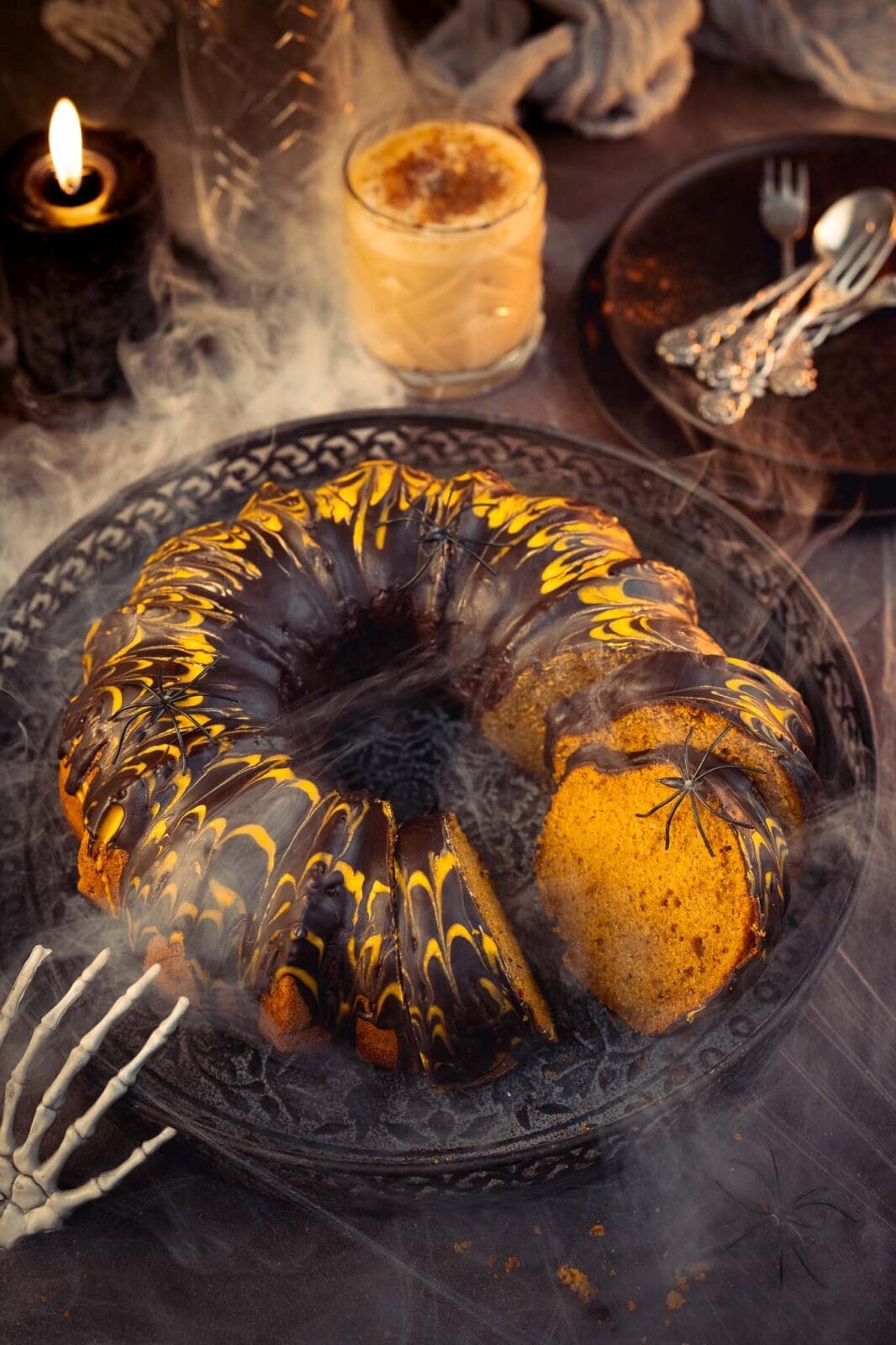 Pumpkin Spice Gugelhupf | erleihe deiner Halloween-Party das gewisse Etwas mit unserem Pumpkin Spice Gugelhupf – eine Hommage an den klassischen Pumpkin Spice Latte, perfekt für den Herbst!