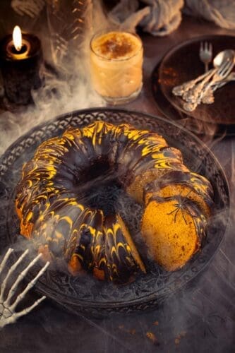 Pumpkin Spice Gugelhupf | erleihe deiner Halloween-Party das gewisse Etwas mit unserem Pumpkin Spice Gugelhupf – eine Hommage an den klassischen Pumpkin Spice Latte, perfekt für den Herbst!