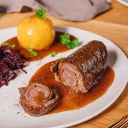 Oma Lores Rinderrouladen - So schmeckt Tradition 22 Rinderroulade Oma Lore 11 | Unser Oma Lore Gedächtnismonat Oktober geht weiter, und wie versprochen, haben wir ein paar ihrer alten Rezepte hervorgeholt – darunter auch eines ihrer absoluten Klassiker: Oma Lores Rinderrouladen. Bei uns zu Hause sind Oma Lores Rinderrouladen eine echte Tradition, aber es gab sie niemals unter der Woche. Dieses Gericht wurde immer nur an Sonn- oder Feiertagen auf den Tisch gebracht. Der Duft von Oma Lores Rinderrouladen durchzog das ganze Haus, und wenn ich von der Sonntagsschule nach Hause kam, wusste ich sofort, was es heute geben würde. Sobald ich die Tür öffnete, war klar: Es gibt Oma Lores Rinderrouladen mit fluffigen Kartoffelknödeln und reichlich Soße. Denn ohne Soße wären Oma Lores Rinderrouladen einfach nicht das Gleiche.