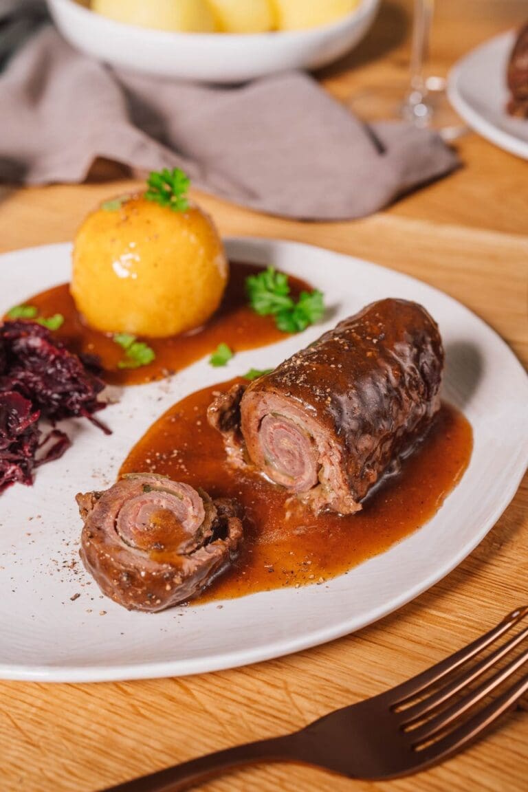 Rinderroulade Oma Lore 11 | Manche Rezepte schmecken nach Zuhause. Bei uns sind das die von Oma Lore – aufgeschrieben an einem Küchentisch im Oberberg, weitergegeben über Generationen und inzwischen unzählige Male von uns nachgekocht. Hühnersuppe, wenn die Nase läuft. Rinderrouladen am Sonntag. Nusskuchen, einfach weil.