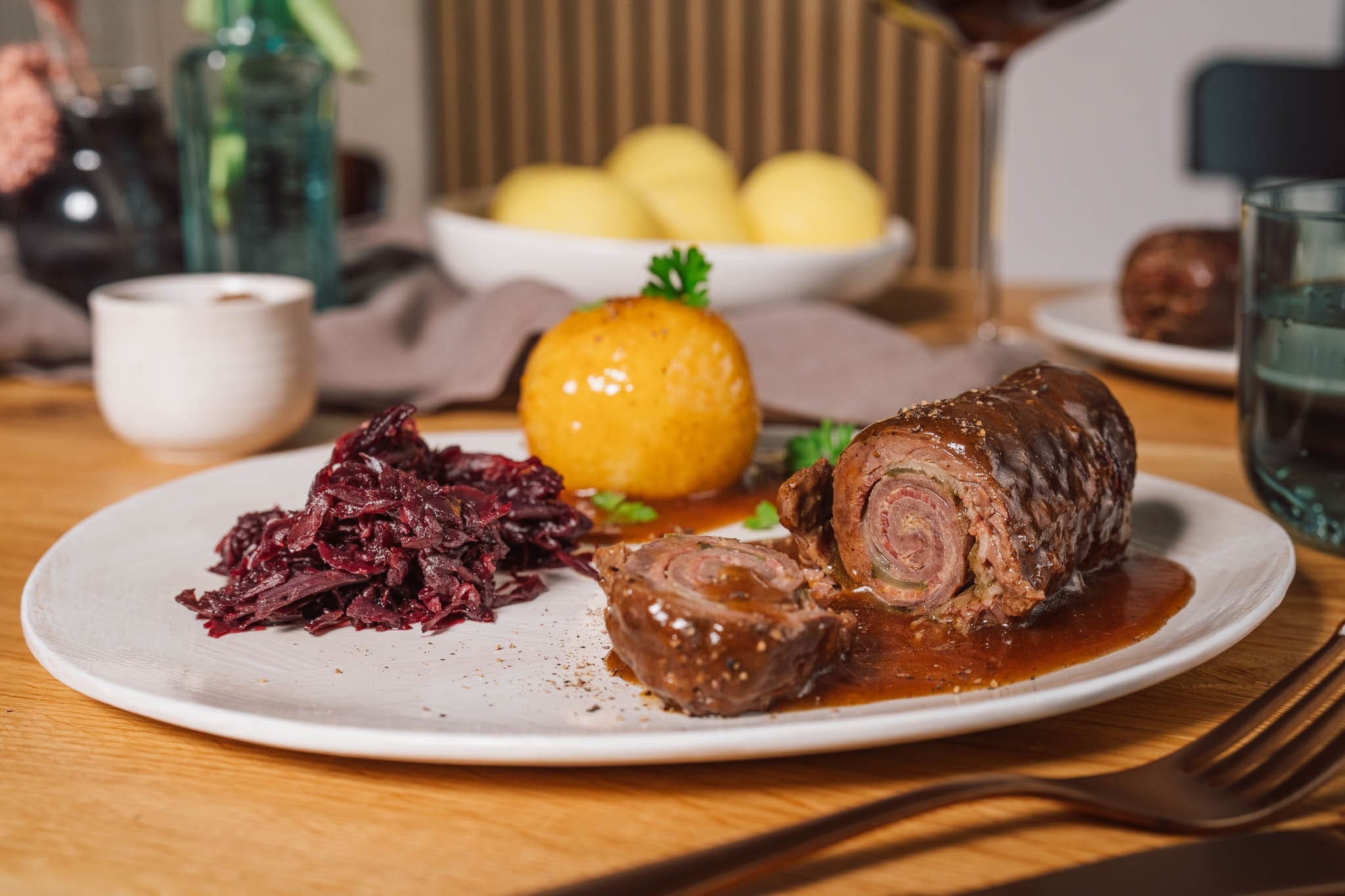 Oma Lores Rinderrouladen - So schmeckt Tradition 11 Rezept für Oma Lores Rinderrouladen. Die Vorbereitung ist easy gemacht, das Schmoren geht fast von alleine. Unser absolutes Wohlfühlgericht.