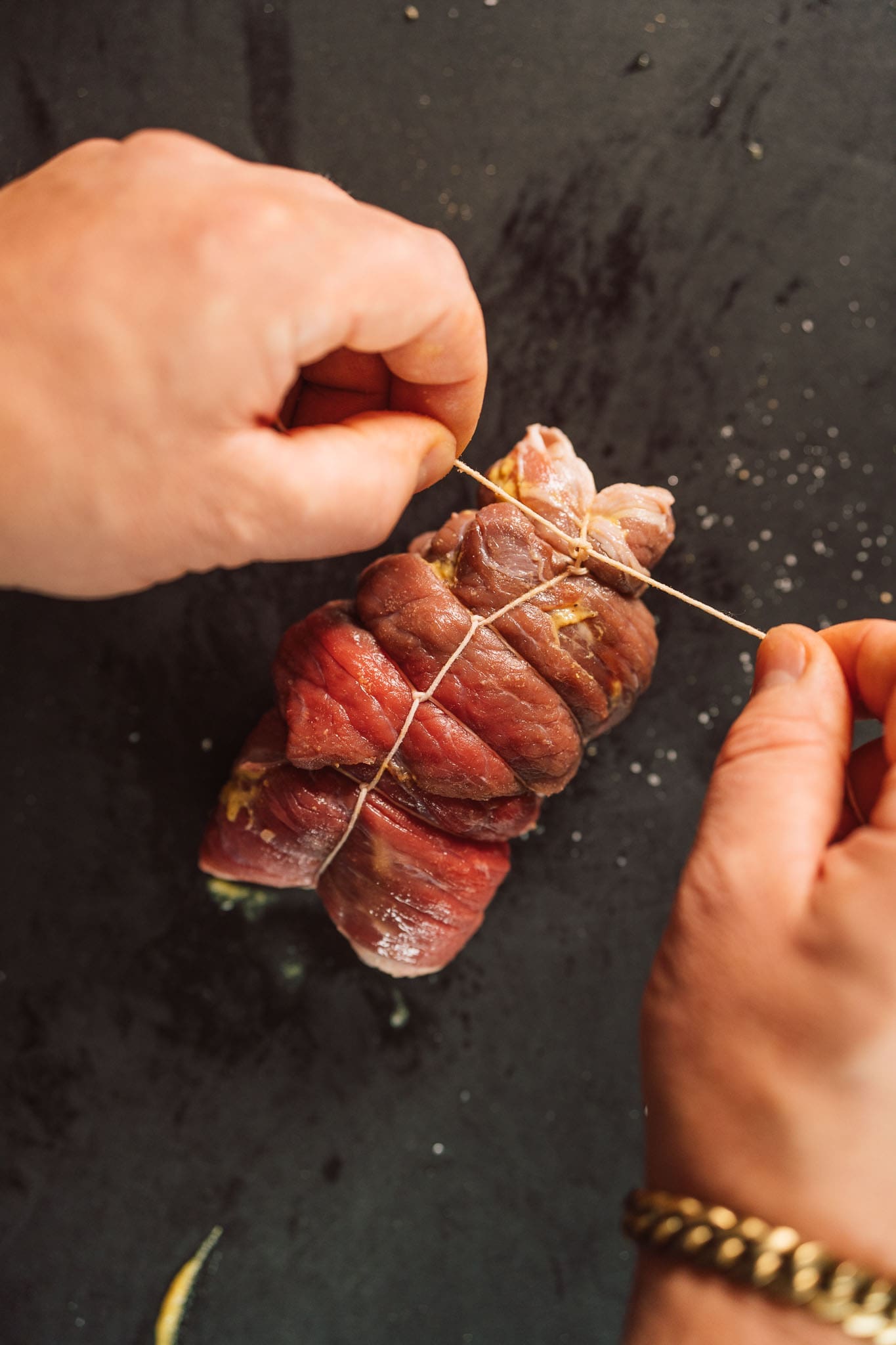 Oma Lores Rinderrouladen - So schmeckt Tradition 8 Rezept für Oma Lores Rinderrouladen. Die Vorbereitung ist easy gemacht, das Schmoren geht fast von alleine. Unser absolutes Wohlfühlgericht.