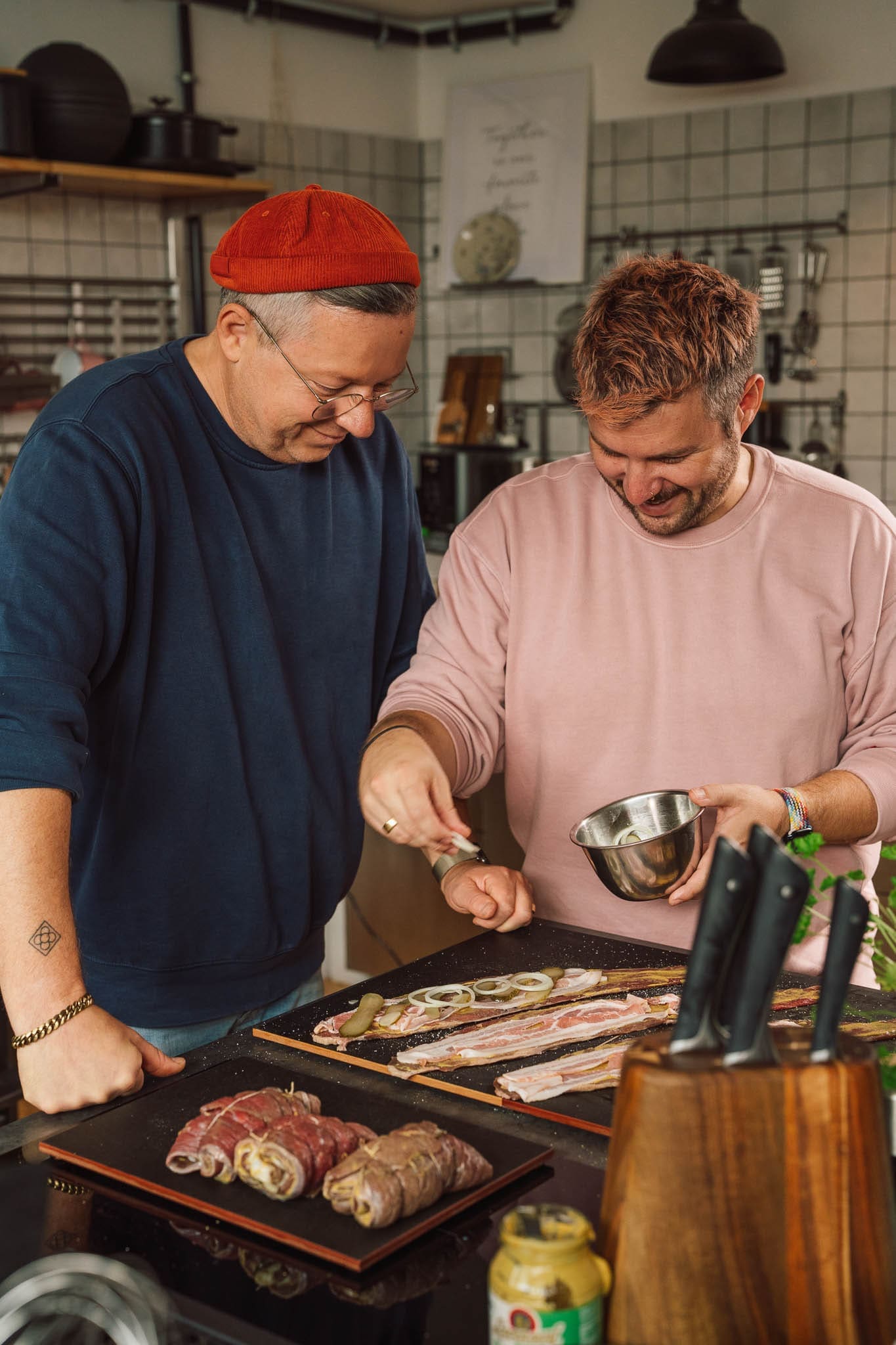 Oma Lores Rinderrouladen - So schmeckt Tradition 2 Rezept für Oma Lores Rinderrouladen. Die Vorbereitung ist easy gemacht, das Schmoren geht fast von alleine. Unser absolutes Wohlfühlgericht.
