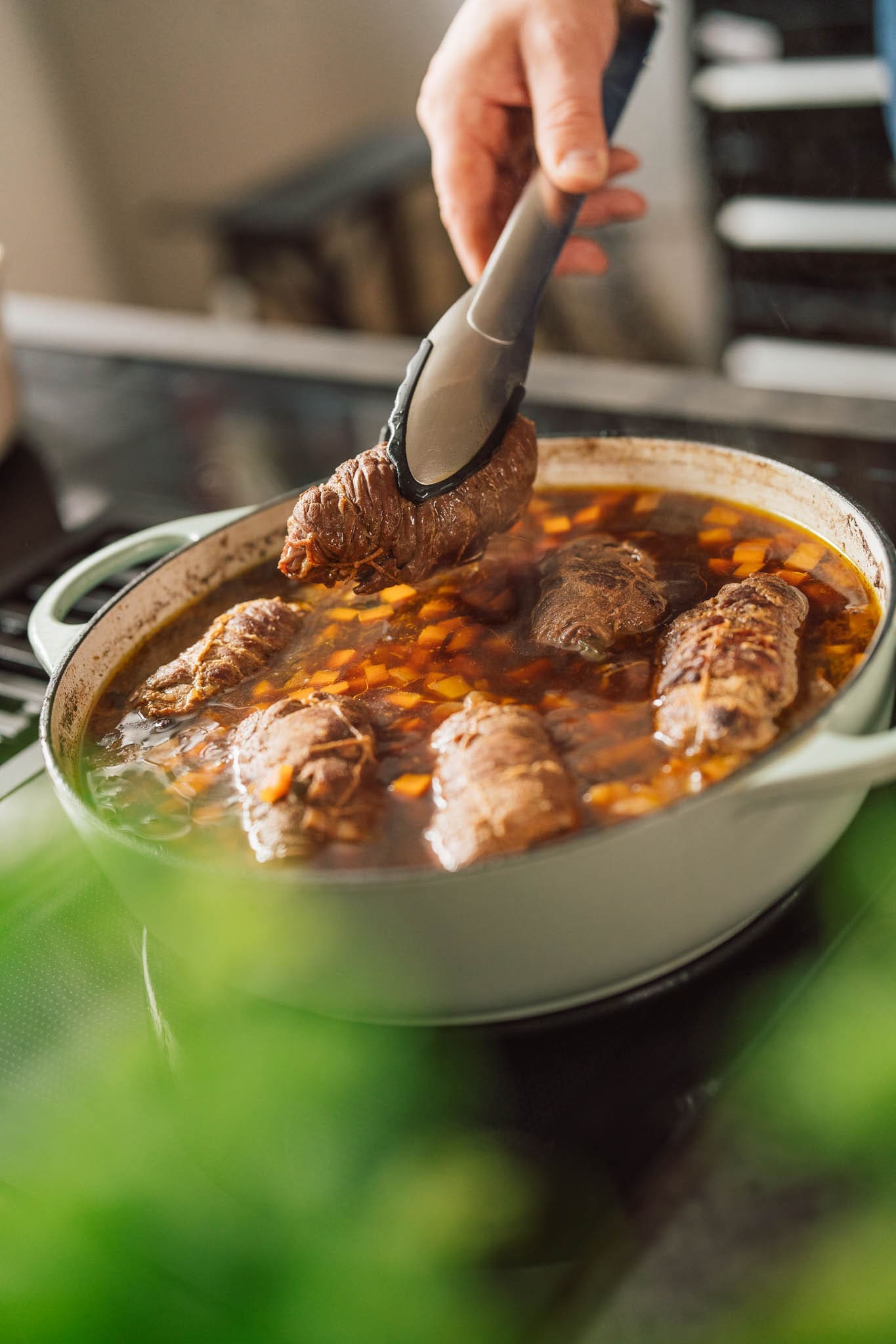 Oma Lores Rinderrouladen - So schmeckt Tradition 5 Rezept für Oma Lores Rinderrouladen. Die Vorbereitung ist easy gemacht, das Schmoren geht fast von alleine. Unser absolutes Wohlfühlgericht.