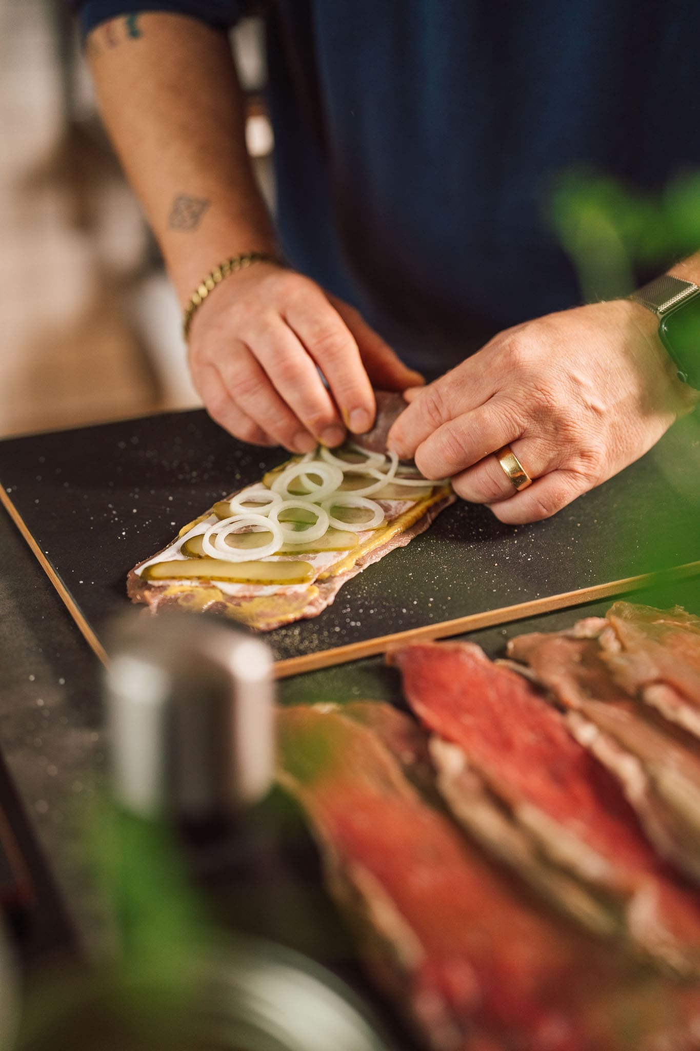 Oma Lores Rinderrouladen - So schmeckt Tradition 3 Rezept für Oma Lores Rinderrouladen. Die Vorbereitung ist easy gemacht, das Schmoren geht fast von alleine. Unser absolutes Wohlfühlgericht.