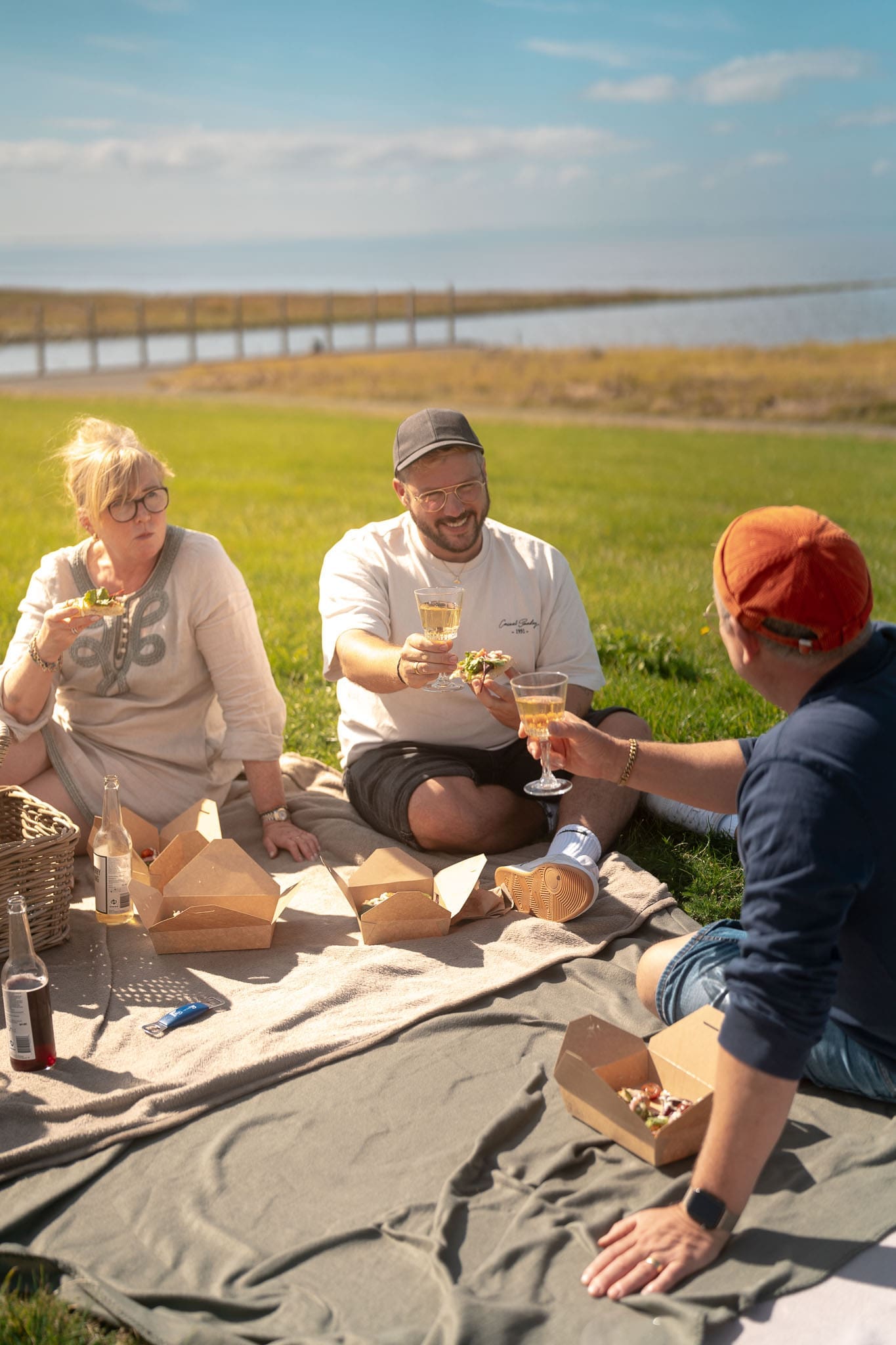 Romo Daenemark WEB 001 1 | Erlebe unsere unvergessliche Reise nach Rømø, gemeinsam mit unseren Bloggerfreunden Andrea (Zimtkeks & Apfeltarte) und Simone (S-Küche). Von Blokarting auf dem Sønderstrand bis hin zu köstlichen Marschlammgerichten – wir tauchten ein in die beeindruckende Natur des UNESCO-Wattenmeers und genossen jede Menge kulinarische Highlights. Begleite uns auf dieser faszinierenden Reise!