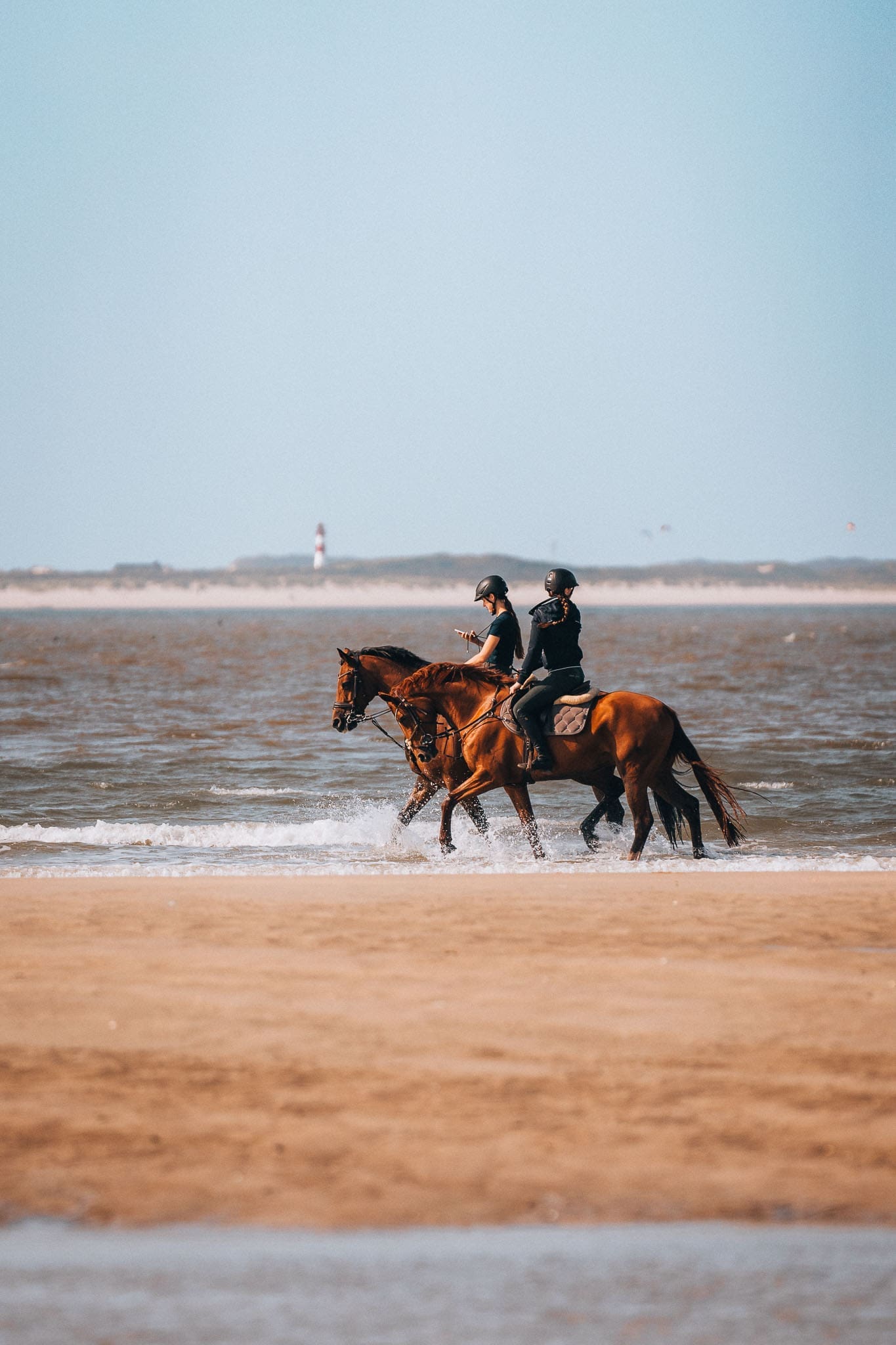 Romo Daenemark WEB 083 | Erlebe unsere unvergessliche Reise nach Rømø, gemeinsam mit unseren Bloggerfreunden Andrea (Zimtkeks & Apfeltarte) und Simone (S-Küche). Von Blokarting auf dem Sønderstrand bis hin zu köstlichen Marschlammgerichten – wir tauchten ein in die beeindruckende Natur des UNESCO-Wattenmeers und genossen jede Menge kulinarische Highlights. Begleite uns auf dieser faszinierenden Reise!