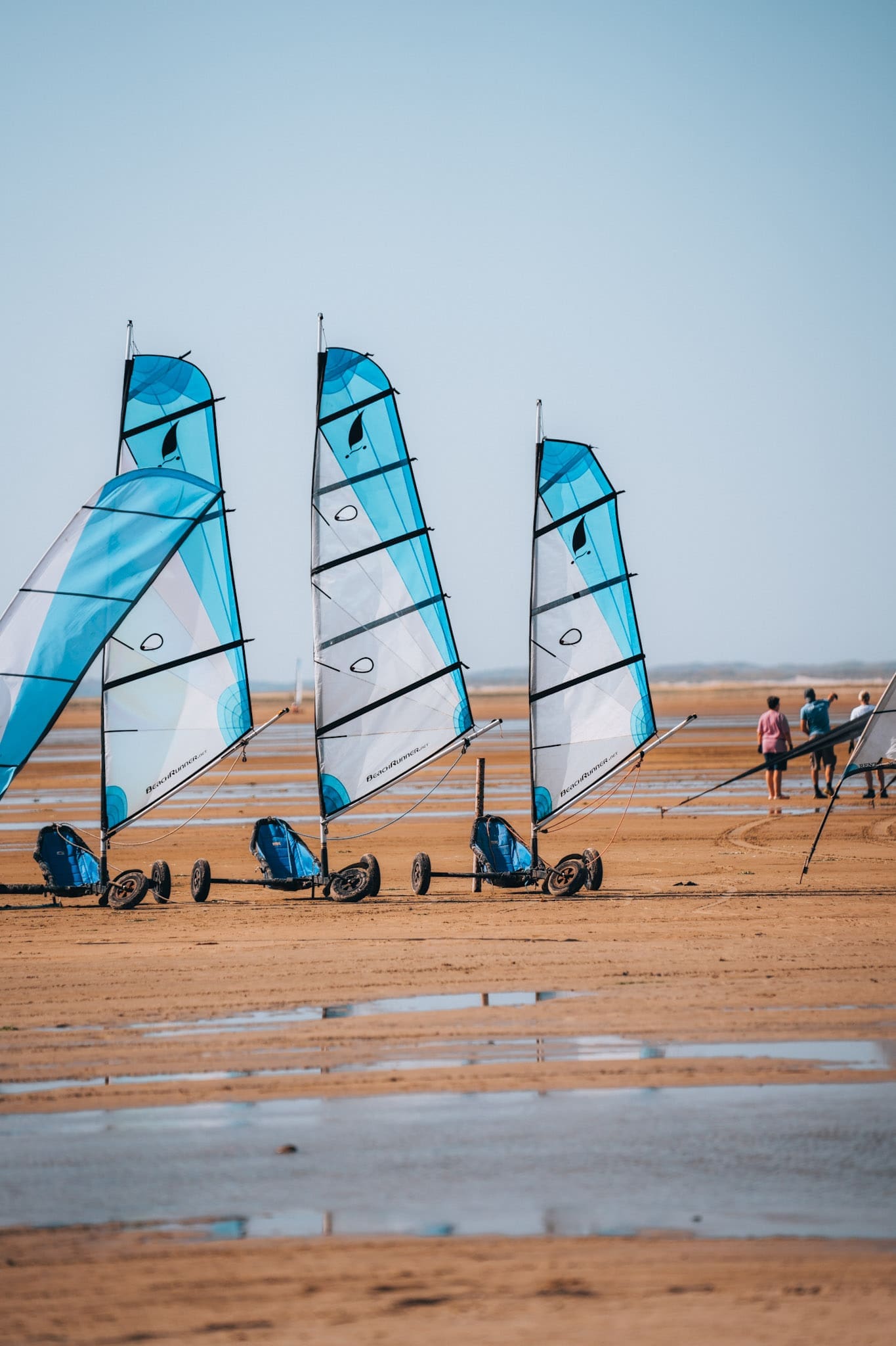 Romo Daenemark 1 | Erlebe unsere unvergessliche Reise nach Rømø, gemeinsam mit unseren Bloggerfreunden Andrea (Zimtkeks & Apfeltarte) und Simone (S-Küche). Von Blokarting auf dem Sønderstrand bis hin zu köstlichen Marschlammgerichten – wir tauchten ein in die beeindruckende Natur des UNESCO-Wattenmeers und genossen jede Menge kulinarische Highlights. Begleite uns auf dieser faszinierenden Reise!