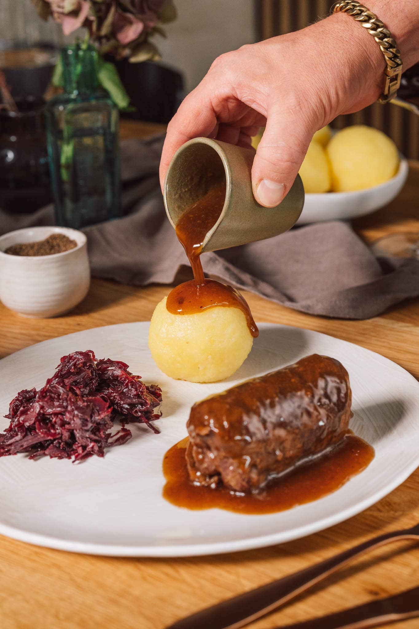 Oma Lores Rinderrouladen - So schmeckt Tradition 9 Roulade Oma Lore 26 | Unser Oma Lore Gedächtnismonat Oktober geht weiter, und wie versprochen, haben wir ein paar ihrer alten Rezepte hervorgeholt – darunter auch eines ihrer absoluten Klassiker: Oma Lores Rinderrouladen. Bei uns zu Hause sind Oma Lores Rinderrouladen eine echte Tradition, aber es gab sie niemals unter der Woche. Dieses Gericht wurde immer nur an Sonn- oder Feiertagen auf den Tisch gebracht. Der Duft von Oma Lores Rinderrouladen durchzog das ganze Haus, und wenn ich von der Sonntagsschule nach Hause kam, wusste ich sofort, was es heute geben würde. Sobald ich die Tür öffnete, war klar: Es gibt Oma Lores Rinderrouladen mit fluffigen Kartoffelknödeln und reichlich Soße. Denn ohne Soße wären Oma Lores Rinderrouladen einfach nicht das Gleiche.