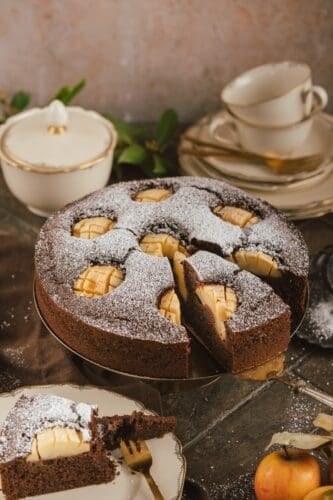 Rezept für versenkter Winter-Apfelkuchen. Ein alter Klassiker für den Herbst und Winter passend, ganz neu interpretiert. Danke Oma Lore.