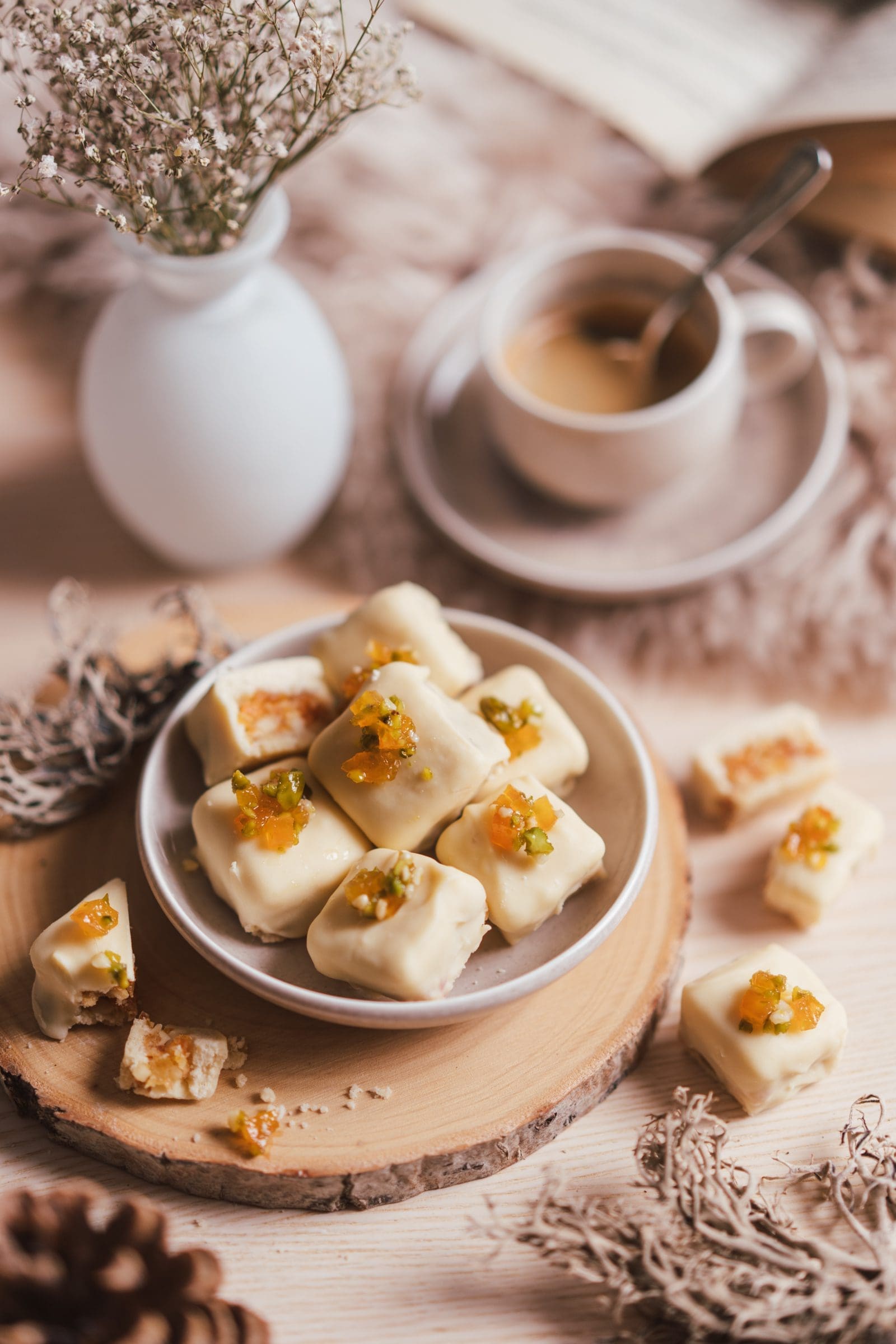 Rezept für Aprikosen-Mandel-Konfekt. Eine schöne Idee als euer Geschenk aus der Küche. Oder einfach nur als süßer Snack für jede Gelegenheit.