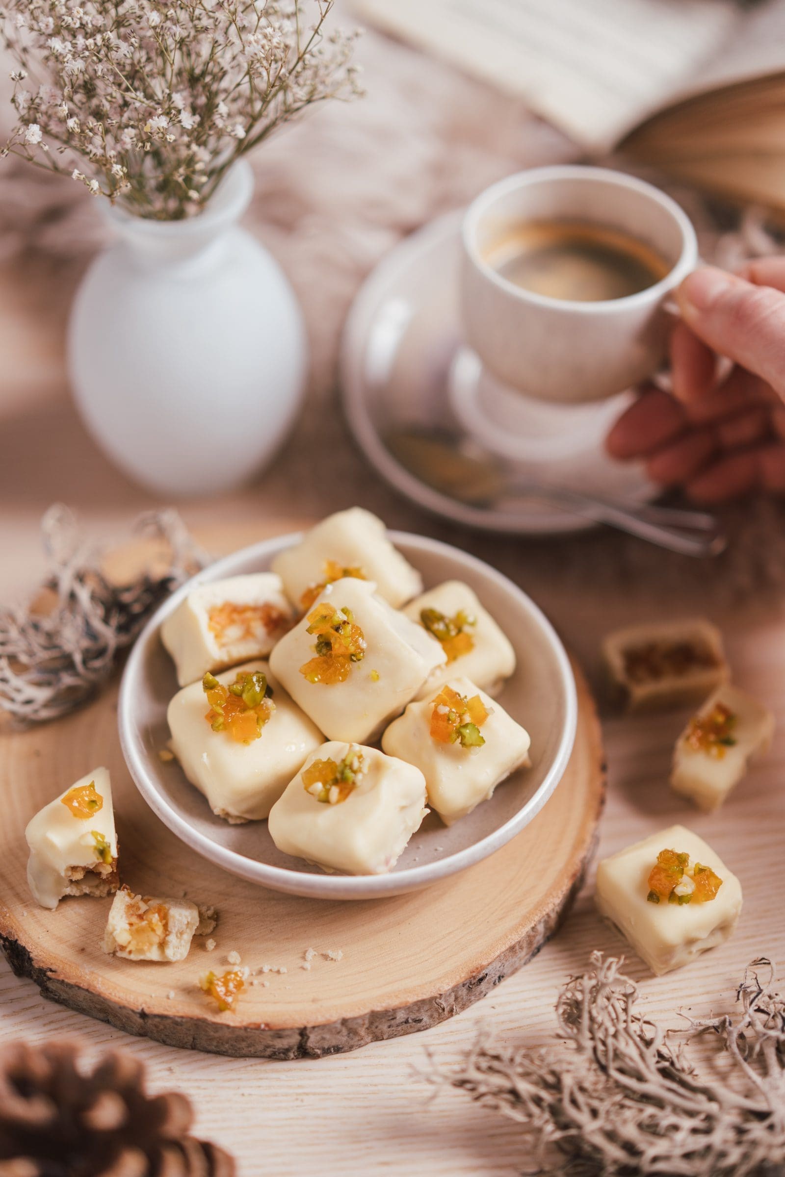Rezept für Aprikosen-Mandel-Konfekt. Eine schöne Idee als euer Geschenk aus der Küche. Oder einfach nur als süßer Snack für jede Gelegenheit.