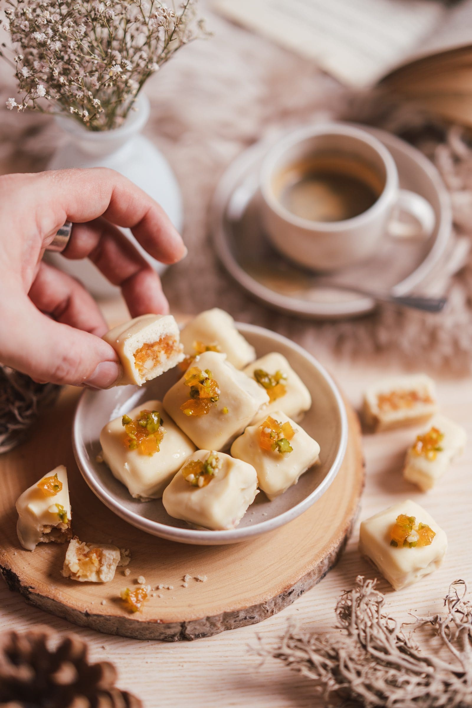 Rezept für Aprikosen-Mandel-Konfekt. Eine schöne Idee als euer Geschenk aus der Küche. Oder einfach nur als süßer Snack für jede Gelegenheit.