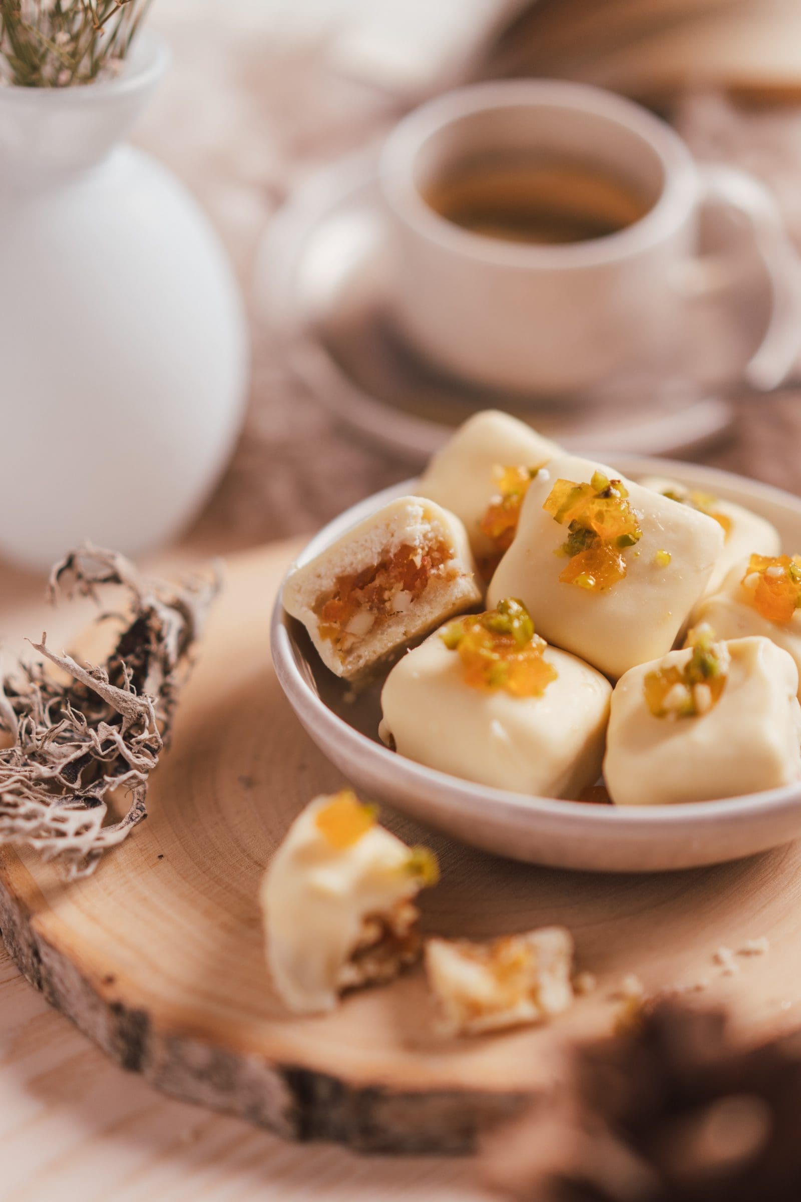 Rezept für Aprikosen-Mandel-Konfekt. Eine schöne Idee als euer Geschenk aus der Küche. Oder einfach nur als süßer Snack für jede Gelegenheit.