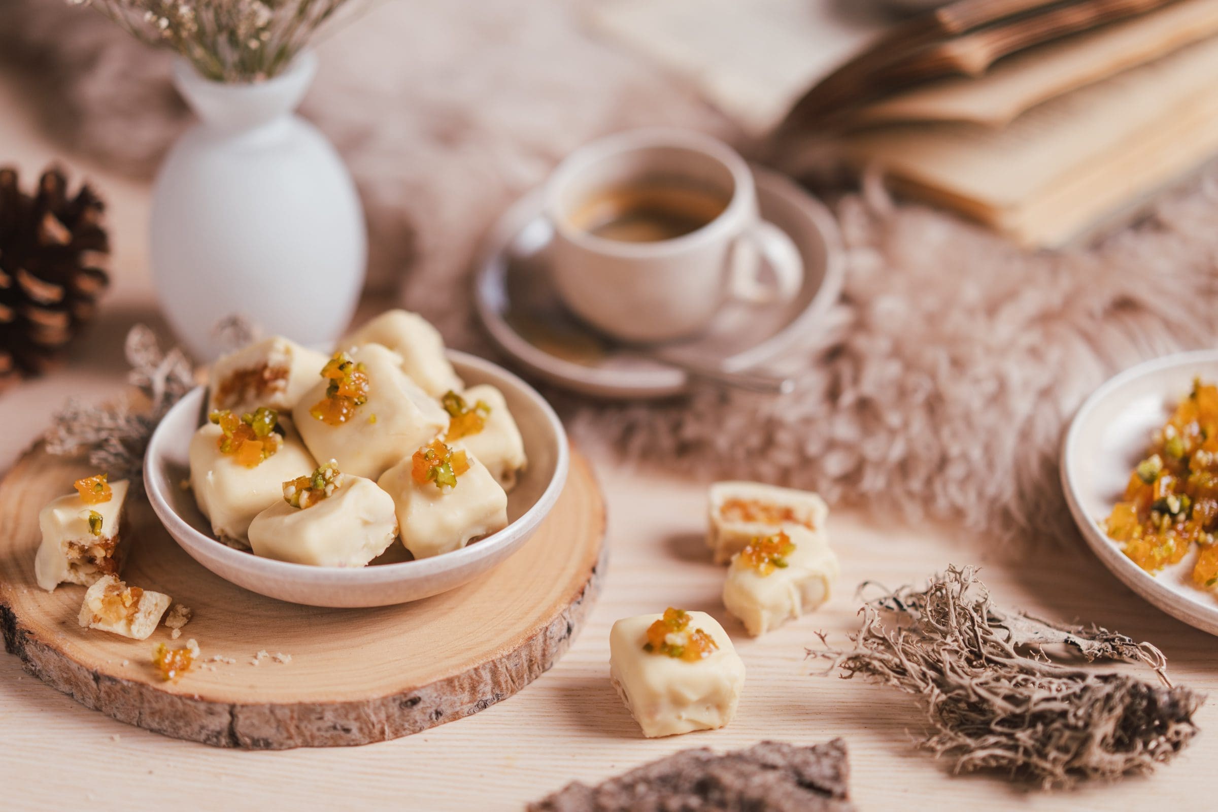 Rezept für Aprikosen-Mandel-Konfekt. Eine schöne Idee als euer Geschenk aus der Küche. Oder einfach nur als süßer Snack für jede Gelegenheit.