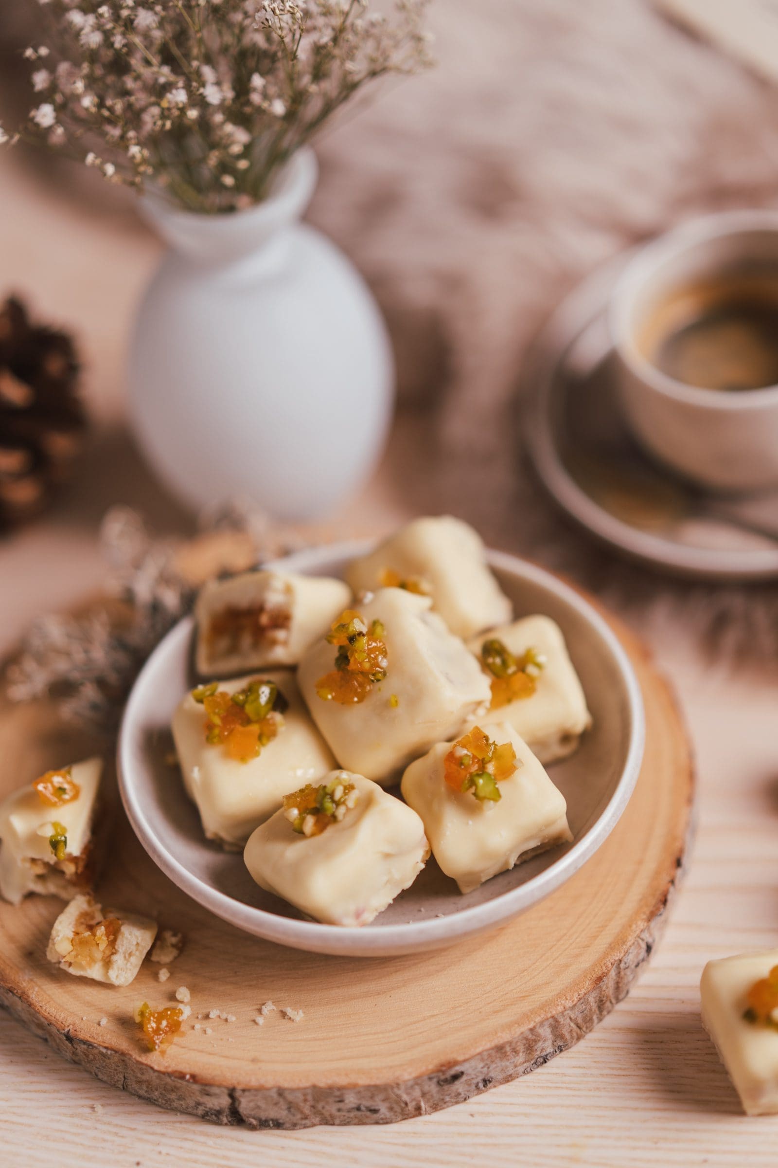 Rezept für Aprikosen-Mandel-Konfekt. Eine schöne Idee als euer Geschenk aus der Küche. Oder einfach nur als süßer Snack für jede Gelegenheit.
