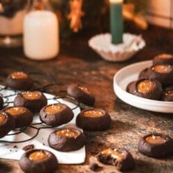 Rezept für Karamellaugen. Inspiriert durch die hellen und klassischen Engelsaugen haben wir die dunkle Version mit Karamell gemacht.