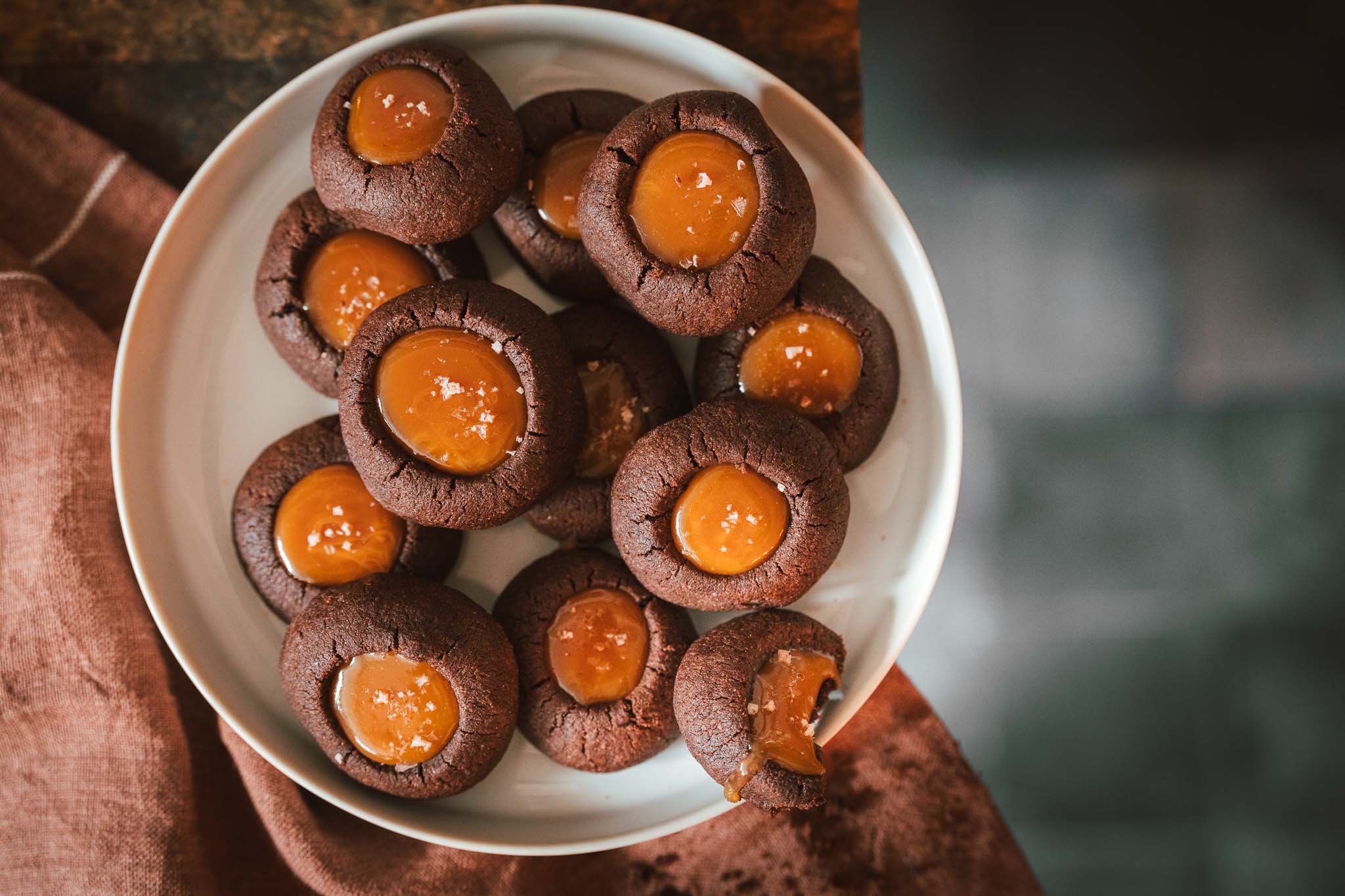 Rezept für Karamellaugen. Inspiriert durch die hellen und klassischen Engelsaugen haben wir die dunkle Version mit Karamell gemacht.