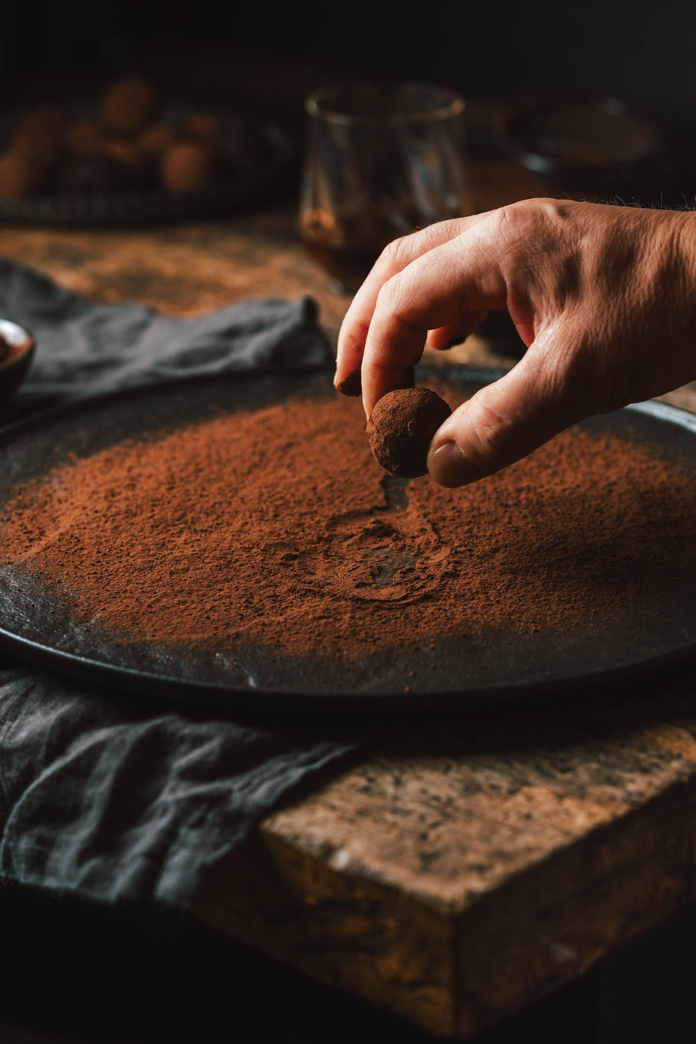 Rumkugeln mit Nougatkern 4 Rezept für Rumkugeln mit Nugatfüllung. Eine perfekte Kombination aus Rumkugelmasse und einem Kern aus Nugat mit Crunch aus Plätzchen.