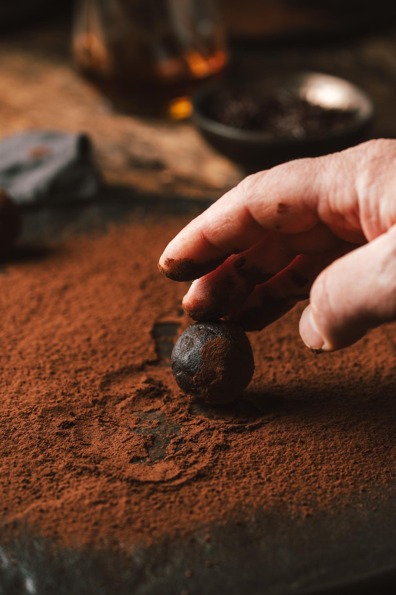Rumkugeln mit Nougatkern 3 Rezept für Rumkugeln mit Nugatfüllung. Eine perfekte Kombination aus Rumkugelmasse und einem Kern aus Nugat mit Crunch aus Plätzchen.