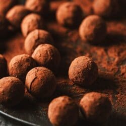 Rumkugeln mit Nougatkern 12 Rezept für Rumkugeln mit Nugatfüllung. Eine perfekte Kombination aus Rumkugelmasse und einem Kern aus Nugat mit Crunch aus Plätzchen.