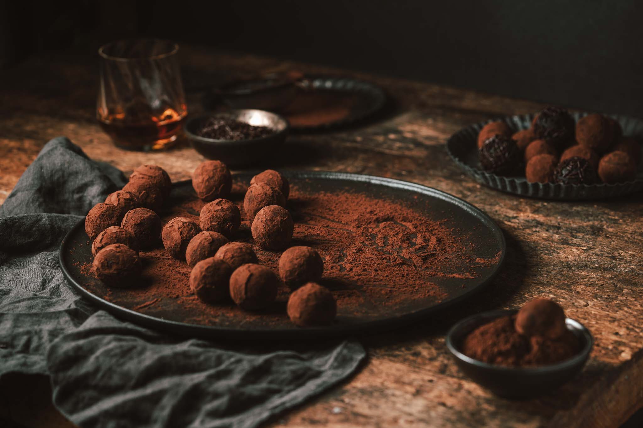 Rumkugeln mit Nougatkern 6 Rezept für Rumkugeln mit Nugatfüllung. Eine perfekte Kombination aus Rumkugelmasse und einem Kern aus Nugat mit Crunch aus Plätzchen.