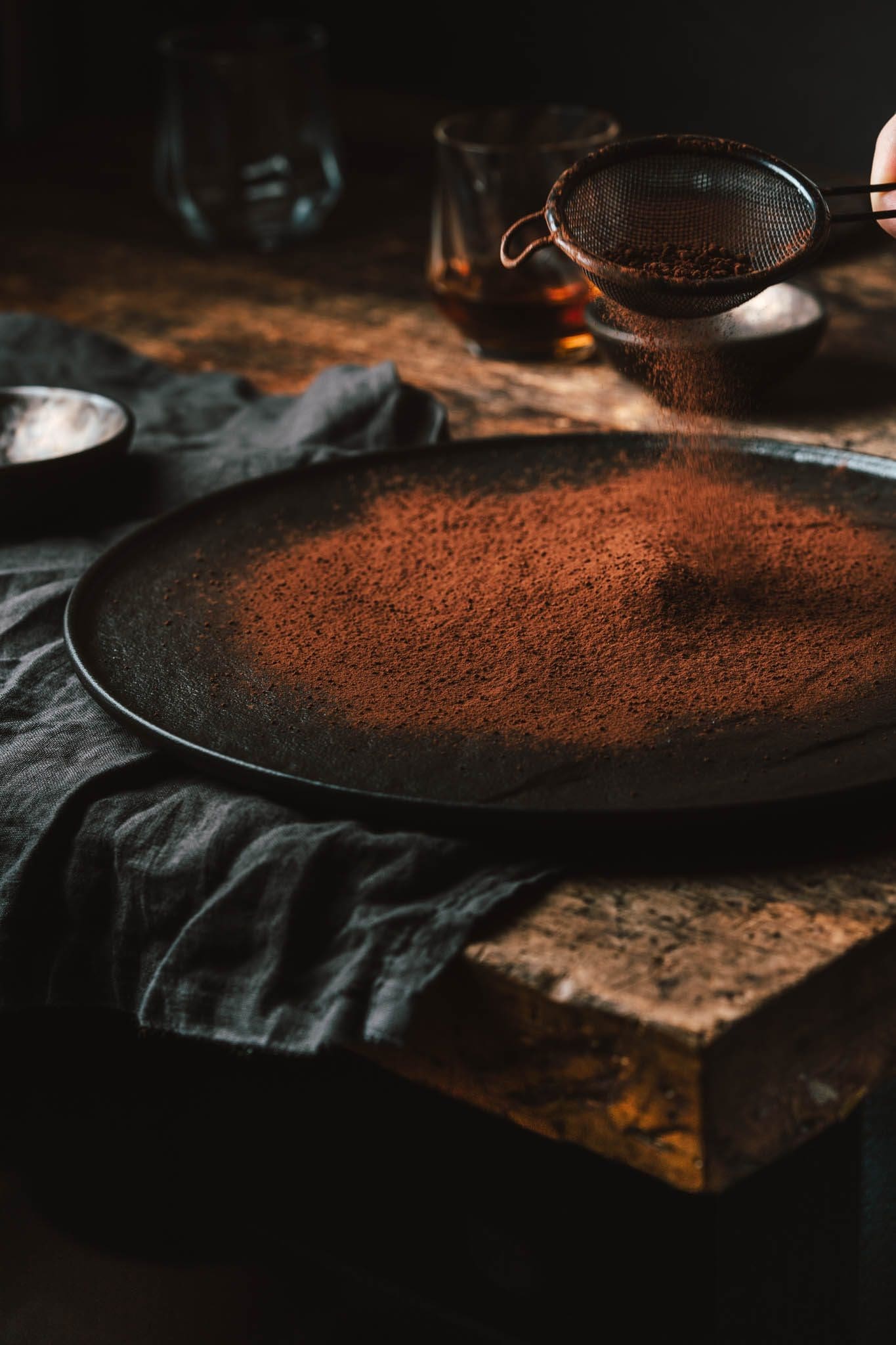 Rumkugeln mit Nougatkern 2 Rezept für Rumkugeln mit Nugatfüllung. Eine perfekte Kombination aus Rumkugelmasse und einem Kern aus Nugat mit Crunch aus Plätzchen.