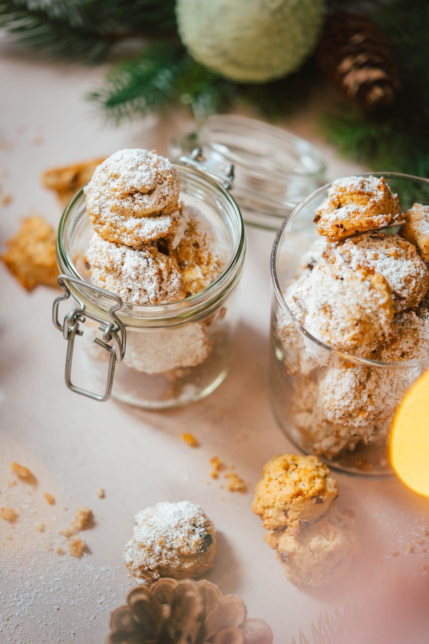 Rezept für schnelle Weihnachtsplätzchen. Der Teig ist im Handumdrehen zusammengerührt und die Plätzchen blitzschnell gebacken und bereit.