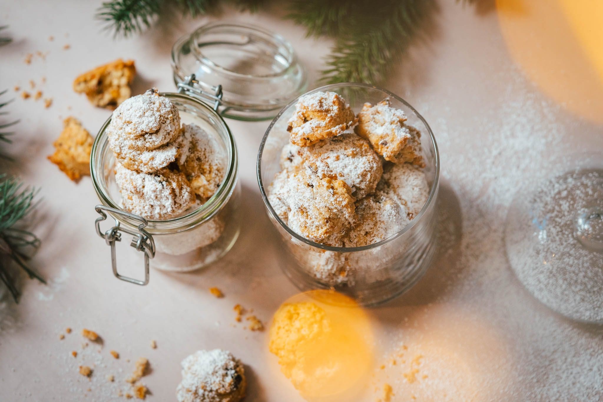 Schnelle Weihnachtsplaetzchen24 5 | Die Weihnachtszeit ist für viele die schönste Zeit des Jahres. Doch zwischen dem jährlichen Geschenke besorgen und der einen oder anderen Weihnachtsfeier bleibt manchmal wenig Zeit, um der eigenen Weihnachtsbäckerei so richtig viel Raum zu geben. Und genau hier kommt unser Rezept für schnelle Weihnachtsplätzchen ins Spiel – eure Rettung, wenn der Plätzchenteller plötzlich schon leer, er noch gar nicht gefüllt ist oder die Zeit einfach knapp wird. Schnelle Weihnachtsplätzchen sind die perfekte Lösung, bevor ihr euch Plätzchen kauft. Mit diesem Rezept habt ihr eine fixe und einfache Aufgabe, die nicht nur schnell geht, sondern auch wunderbar schmeckt.