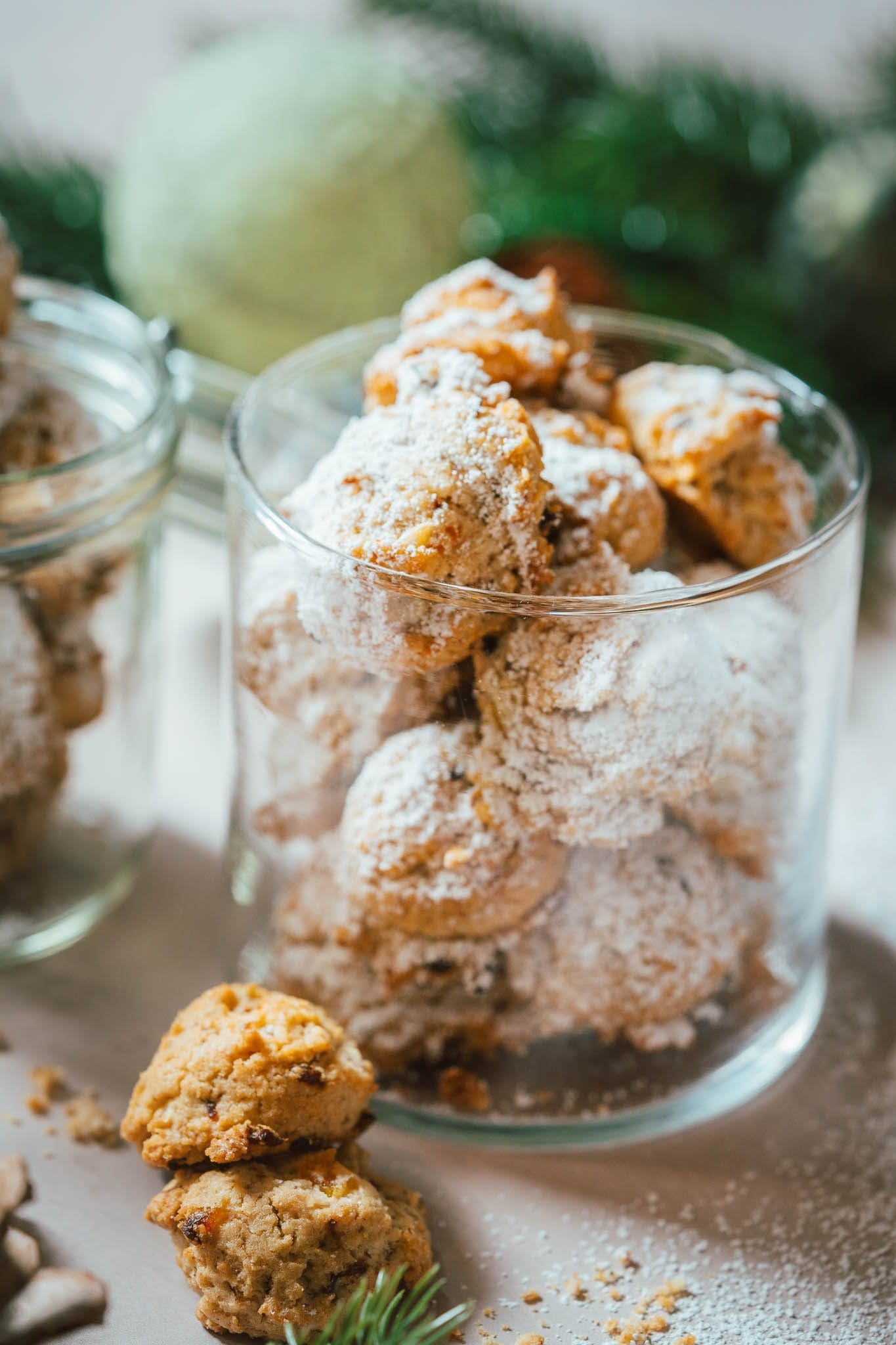 Schnelle Weihnachtsplaetzchen24 6 | Die Weihnachtszeit ist für viele die schönste Zeit des Jahres. Doch zwischen dem jährlichen Geschenke besorgen und der einen oder anderen Weihnachtsfeier bleibt manchmal wenig Zeit, um der eigenen Weihnachtsbäckerei so richtig viel Raum zu geben. Und genau hier kommt unser Rezept für schnelle Weihnachtsplätzchen ins Spiel – eure Rettung, wenn der Plätzchenteller plötzlich schon leer, er noch gar nicht gefüllt ist oder die Zeit einfach knapp wird. Schnelle Weihnachtsplätzchen sind die perfekte Lösung, bevor ihr euch Plätzchen kauft. Mit diesem Rezept habt ihr eine fixe und einfache Aufgabe, die nicht nur schnell geht, sondern auch wunderbar schmeckt.