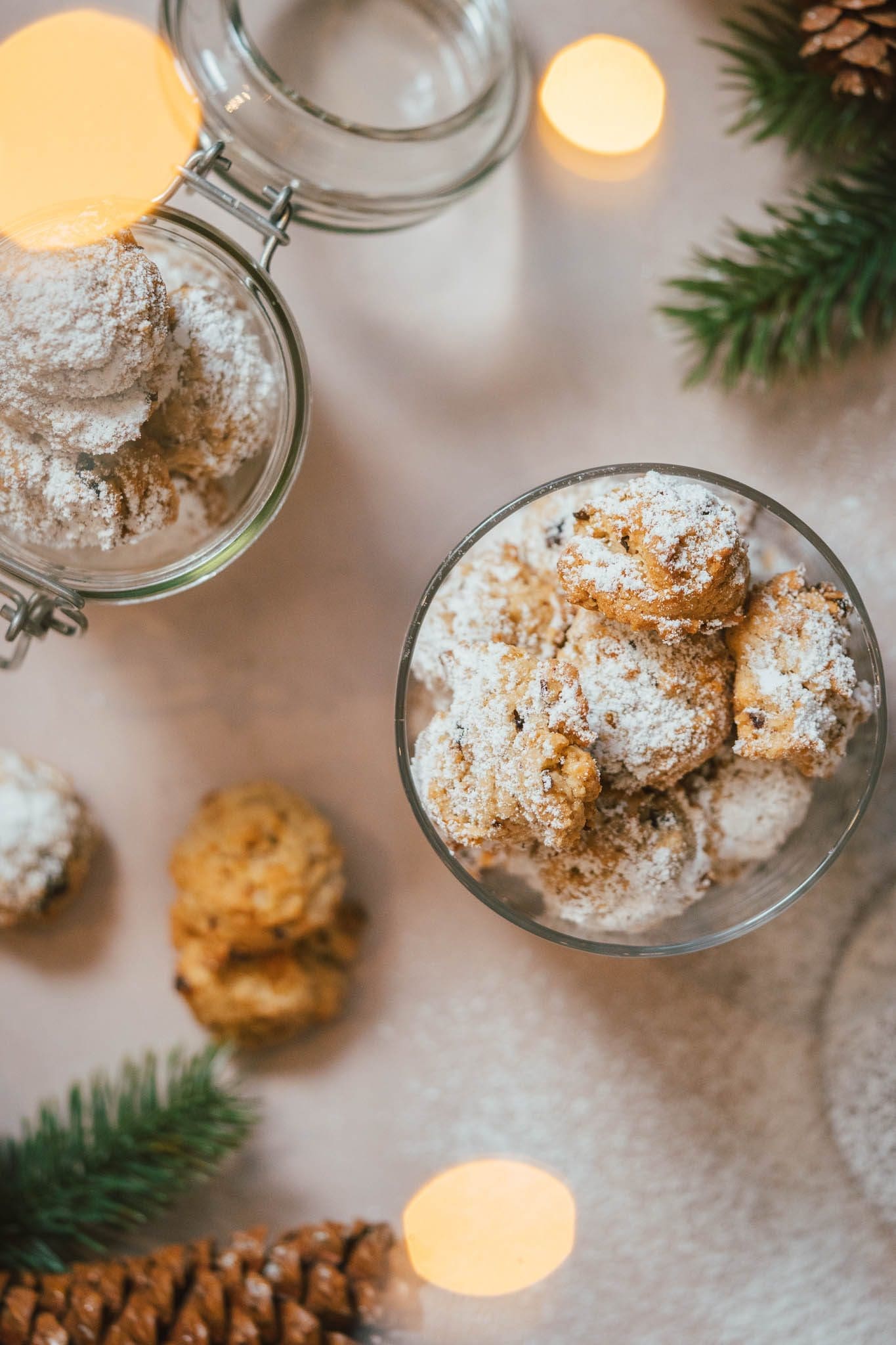 Rezept für schnelle Weihnachtsplätzchen. Der Teig ist im Handumdrehen zusammengerührt und die Plätzchen blitzschnell gebacken und bereit.