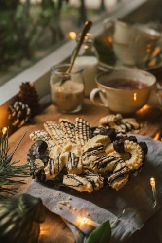 Spritzgebäck ohne Nüsse aus Oma Lores Küche bringt euch ein Plätzchenrezept mit echter Familientradition. Hier unser gelingsicheres Rezept.