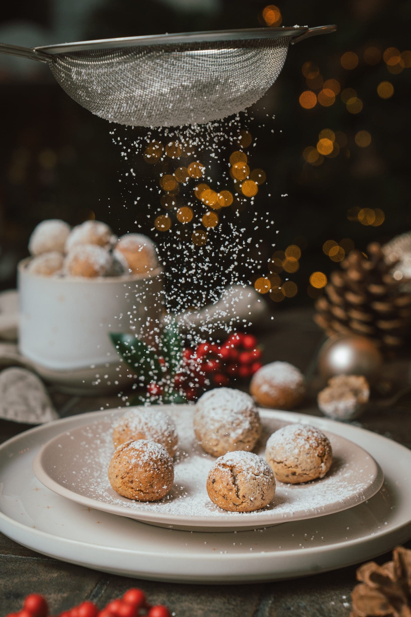 Schnelle Weihnachtsplätzchen: 5 Last-Minute-Rezepte für stressfreie Feiertage 4 Rezept für saftige Nuss-Makronen-Kugeln. Leas Geheim-Rezept für Makronen, die außen fest und innen ganz zart sind.