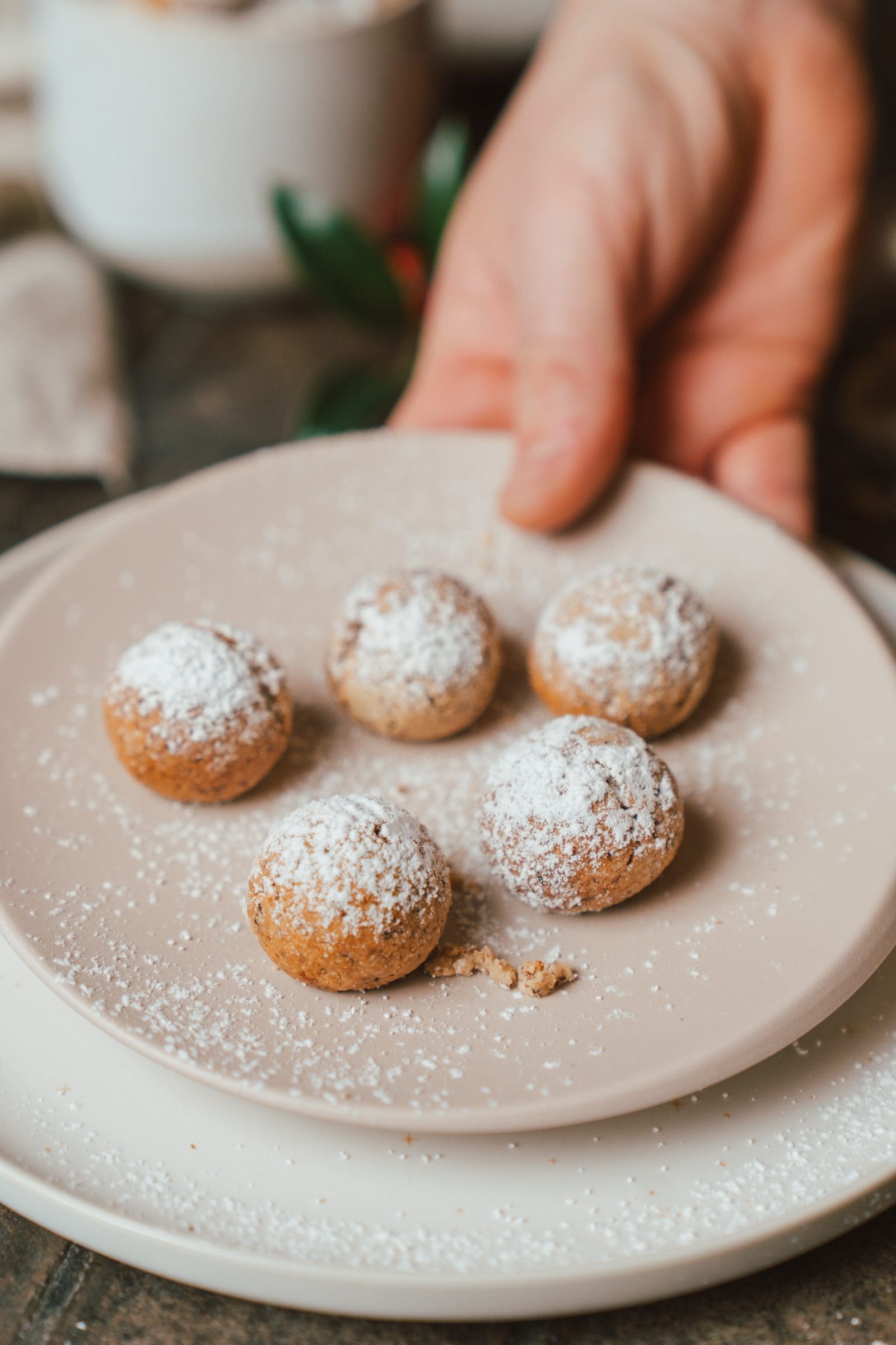 Rezept für saftige Nuss-Makronen-Kugeln. Leas Geheim-Rezept für Makronen, die außen fest und innen ganz zart sind.