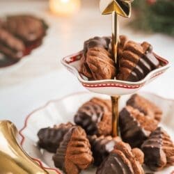 Mürbe Schoko-Nutella-Stangen: Das perfekte Weihnachtsplätzchen-Rezept 14 Nutella Plaetzchen 10 | Dieses Rezept gehört bei uns seit Jahren fest in die Weihnachtsbäckerei. Die mürben Schoko-Nutella-Stangen sind nicht nur himmlisch lecker, sondern auch ein echter Hingucker auf dem Plätzchenteller! Vor allem Torsten kann gar nicht genug davon bekommen und vor allem meine Mutter backt immer extra viele für ihn. Mit ihrem zarten Schoko-Teig und der cremigen Nutella-Füllung gehören sie für uns zu den absoluten Favoriten in der Weihnachtszeit. Das Beste: Ihr braucht für die Zubereitung keinen Fleischwolf, wie beim klassischen Spritzgebäck. Stattdessen reicht ein Spritzbeutel mit Tülle – praktisch und einfach!