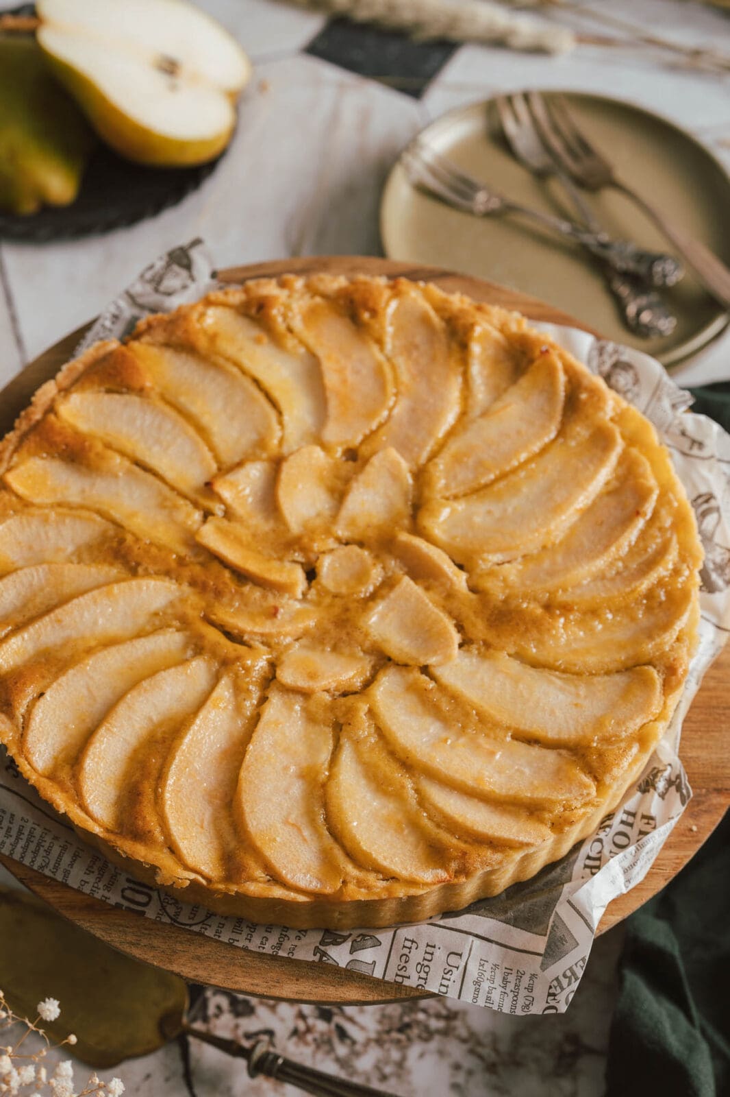 Birnen Haselnuss Tarte | Wir geben es zu: Gebackene Birnen stehen bei uns nicht ganz oben auf der Favoritenliste. Aber zum Glück haben wir im vergangenen Jahr eine Birnen-Haselnuss-Tarte in einer Konditorei ausprobiert – und waren sofort hin und weg! Die Kombination aus süßen, saftigen Birnen, knusprigem Mürbeteig und nussiger Haselnuss-Frangipane hat uns so begeistert, dass wir unser eigenes Rezept entwickelt haben. Und was sollen wir sagen? Diese Birnen-Haselnuss-Tarte ist einfach genau das Richtige für die Kaffeetafel am Sonntag! Oder auch einfach nur so zwischendurch. Wenn ihr also Lust auf eine Tarte habt, die perfekt abgestimmt ist, dann probiert unsere Birnen-Haselnuss-Tarte unbedingt aus.