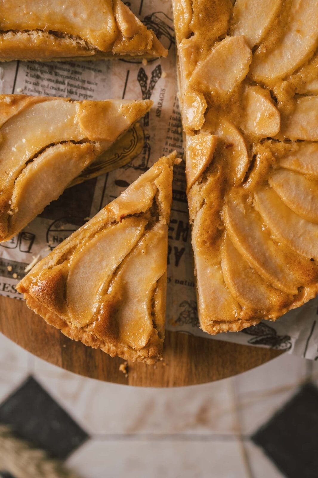Birnen Haselnuss Tarte 7 | Wir geben es zu: Gebackene Birnen stehen bei uns nicht ganz oben auf der Favoritenliste. Aber zum Glück haben wir im vergangenen Jahr eine Birnen-Haselnuss-Tarte in einer Konditorei ausprobiert – und waren sofort hin und weg! Die Kombination aus süßen, saftigen Birnen, knusprigem Mürbeteig und nussiger Haselnuss-Frangipane hat uns so begeistert, dass wir unser eigenes Rezept entwickelt haben. Und was sollen wir sagen? Diese Birnen-Haselnuss-Tarte ist einfach genau das Richtige für die Kaffeetafel am Sonntag! Oder auch einfach nur so zwischendurch. Wenn ihr also Lust auf eine Tarte habt, die perfekt abgestimmt ist, dann probiert unsere Birnen-Haselnuss-Tarte unbedingt aus.