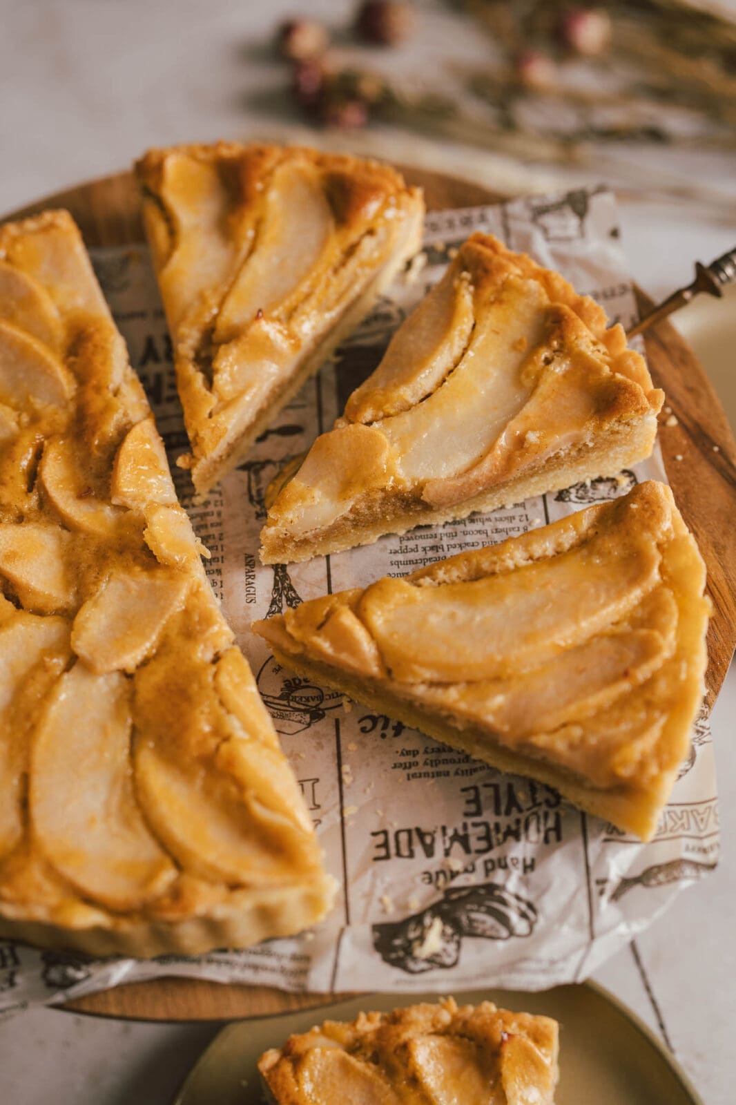 Birnen Haselnuss Tarte 8 | Wir geben es zu: Gebackene Birnen stehen bei uns nicht ganz oben auf der Favoritenliste. Aber zum Glück haben wir im vergangenen Jahr eine Birnen-Haselnuss-Tarte in einer Konditorei ausprobiert – und waren sofort hin und weg! Die Kombination aus süßen, saftigen Birnen, knusprigem Mürbeteig und nussiger Haselnuss-Frangipane hat uns so begeistert, dass wir unser eigenes Rezept entwickelt haben. Und was sollen wir sagen? Diese Birnen-Haselnuss-Tarte ist einfach genau das Richtige für die Kaffeetafel am Sonntag! Oder auch einfach nur so zwischendurch. Wenn ihr also Lust auf eine Tarte habt, die perfekt abgestimmt ist, dann probiert unsere Birnen-Haselnuss-Tarte unbedingt aus.