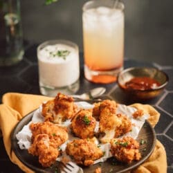 Blumenkohl-Wings: Knusprige, vegane Alternative für den Veganuary 21 Knusprige Blumenkohl-Wings in BBQ-Sauce: Die vegane Alternative, perfekt für den Veganuary! Einfach zubereitet und unwiderstehlich lecker.