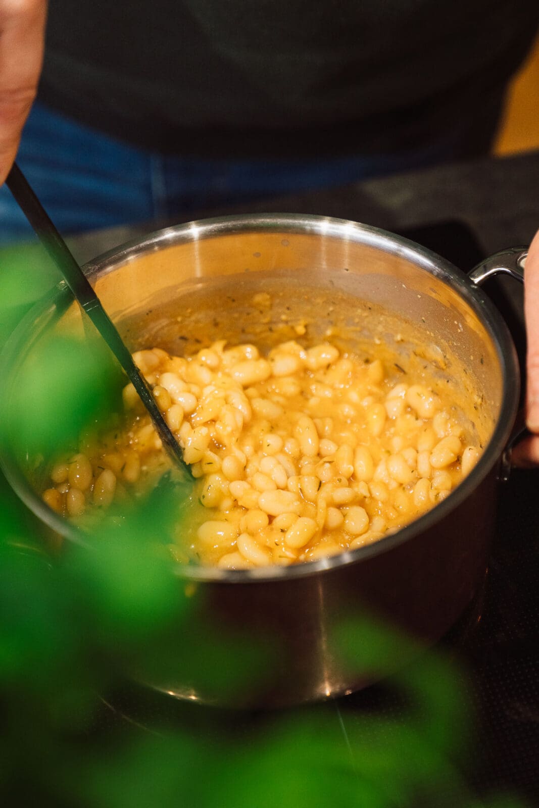 Oma Lores weiße Bohnen mit Kartoffelpüree. Ein einfaches, herzhaftes Gericht voller Kindheitserinnerungen. Perfekt für die ganze Familie!