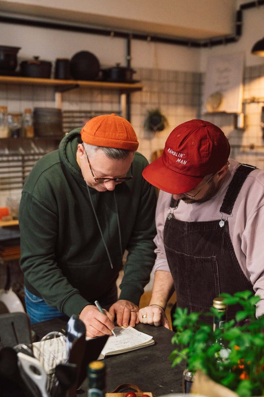 Oma Lores weiße Bohnen mit Kartoffelpüree. Ein einfaches, herzhaftes Gericht voller Kindheitserinnerungen. Perfekt für die ganze Familie!