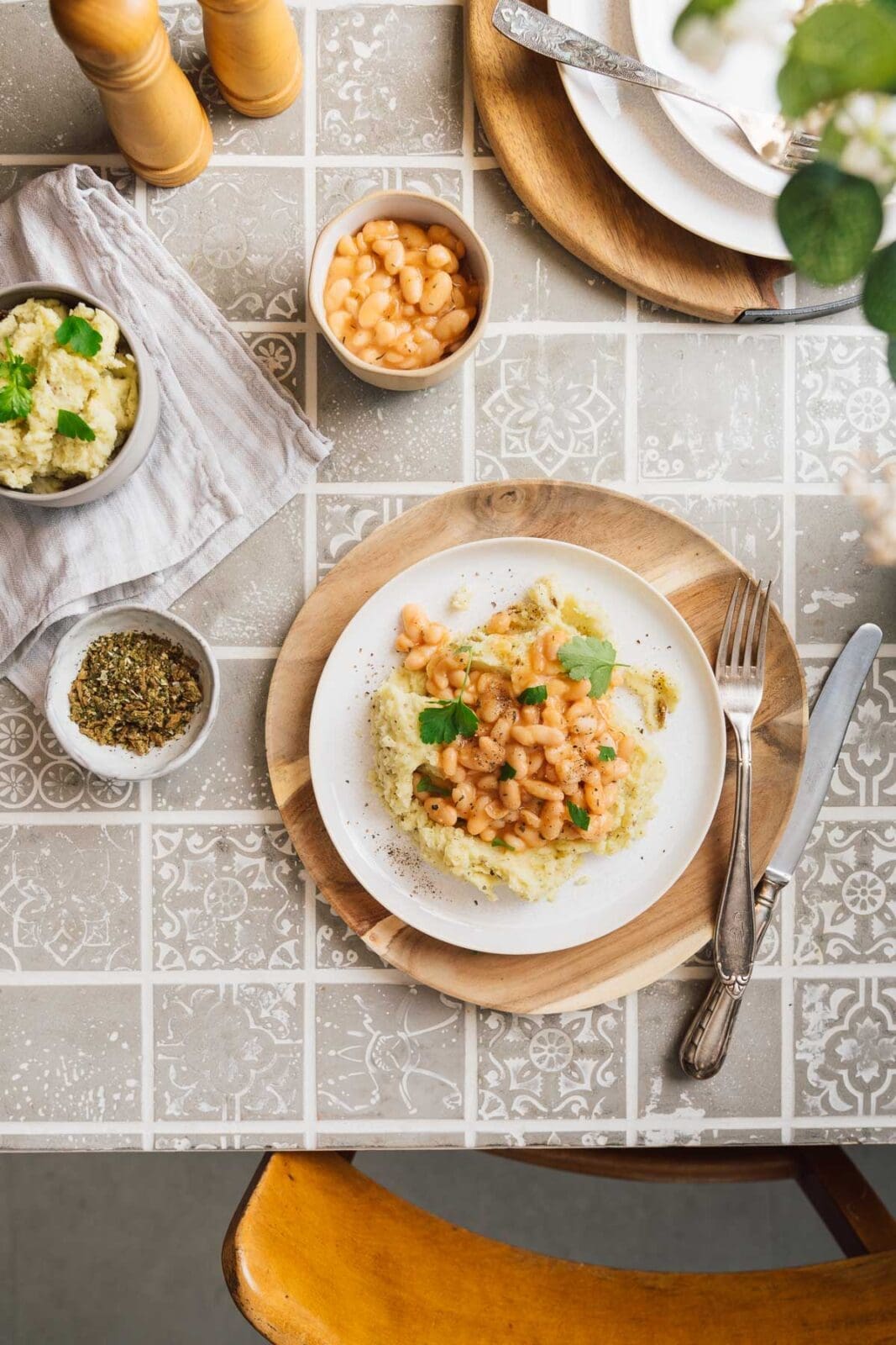 Oma Lores weiße Bohnen mit Kartoffelpüree. Ein einfaches, herzhaftes Gericht voller Kindheitserinnerungen. Perfekt für die ganze Familie!
