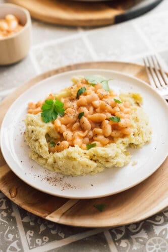 Oma Lores Weiße Bohnen mit Kartoffelpüree – Herzhaftes Wohlfühlgericht 10 Oma Lores weiße Bohnen mit Kartoffelpüree. Ein einfaches, herzhaftes Gericht voller Kindheitserinnerungen. Perfekt für die ganze Familie!