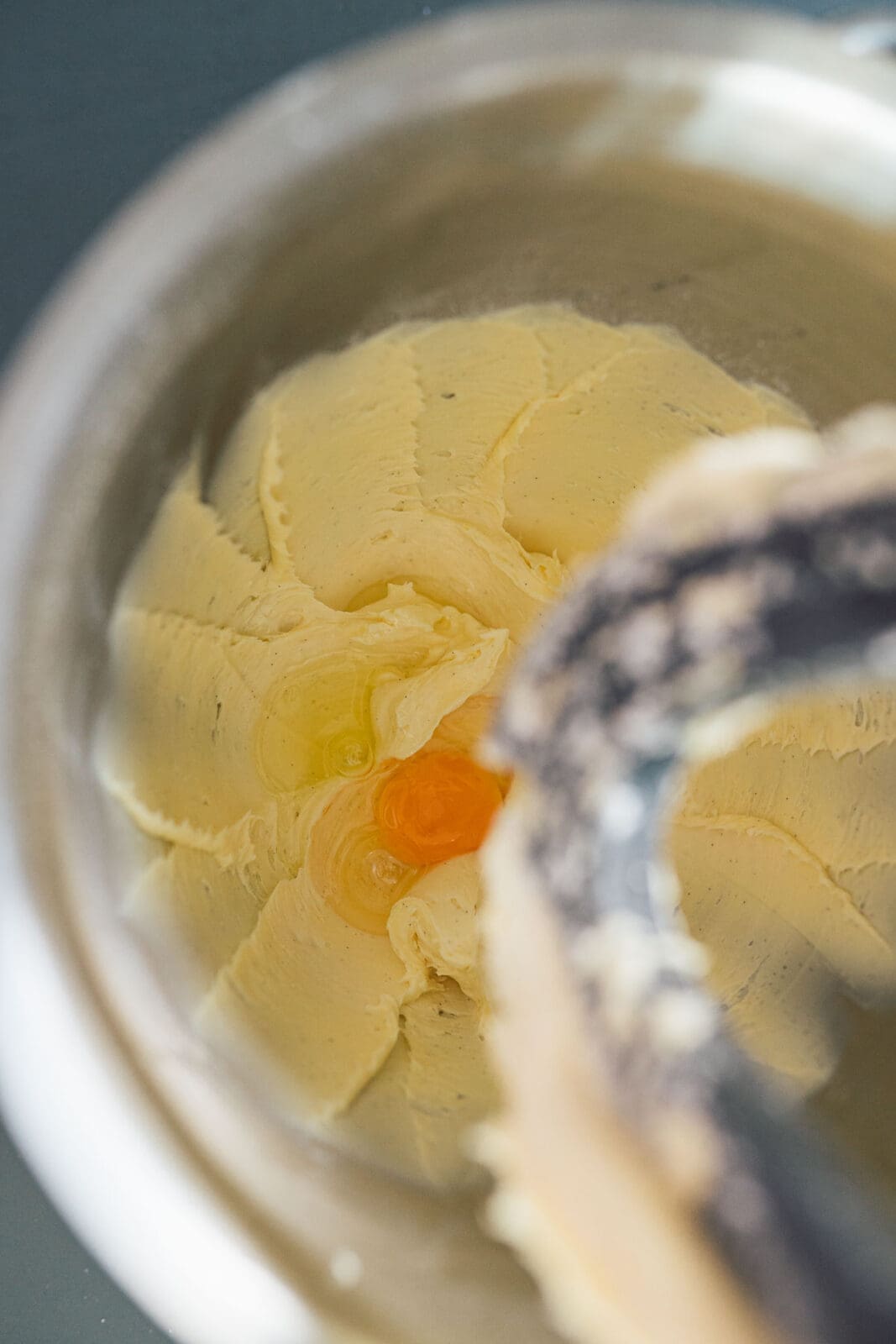 Perfekte Butterkringel - unser Rezept für den besten Teig 2 Butterkringel 2025 1 | Unser Rezept für perfekte Butterkringel kennt ihr ja schon seit Jahren. Wir haben uns dazu entschieden, sie erneut zu backen, um unser Rezept zu kontrollieren und eventuell zu optimieren. Aber perfekte Butterkringel sind einfach perfekte Butterkringen. Daher hatten wir nicht viel zu verändern. Dennoch möchten wir euch dieses Rezept noch einmal ans Herz legen, denn nach Weihnachten ist bekanntlich vor Weihnachten. Und damit genug zeit für perfekte Butterkringel, damit es auch in der Zeit dazwischen leckere Kekse gibt.